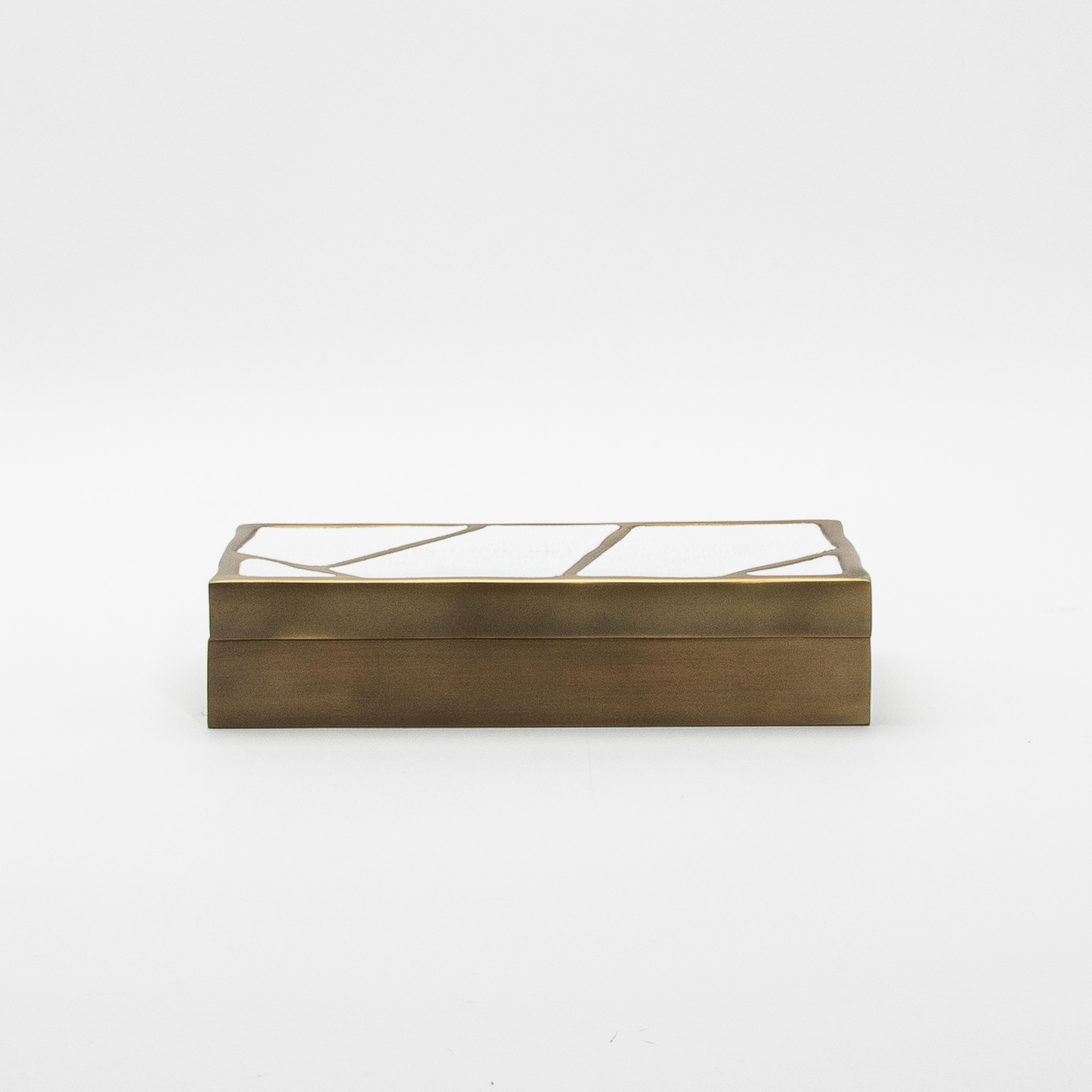 Caja moderna de piel de zapa blanca con latón patinado en bronce de R&Y Augousti en Nuevo estado para la venta en West Hollywood, CA