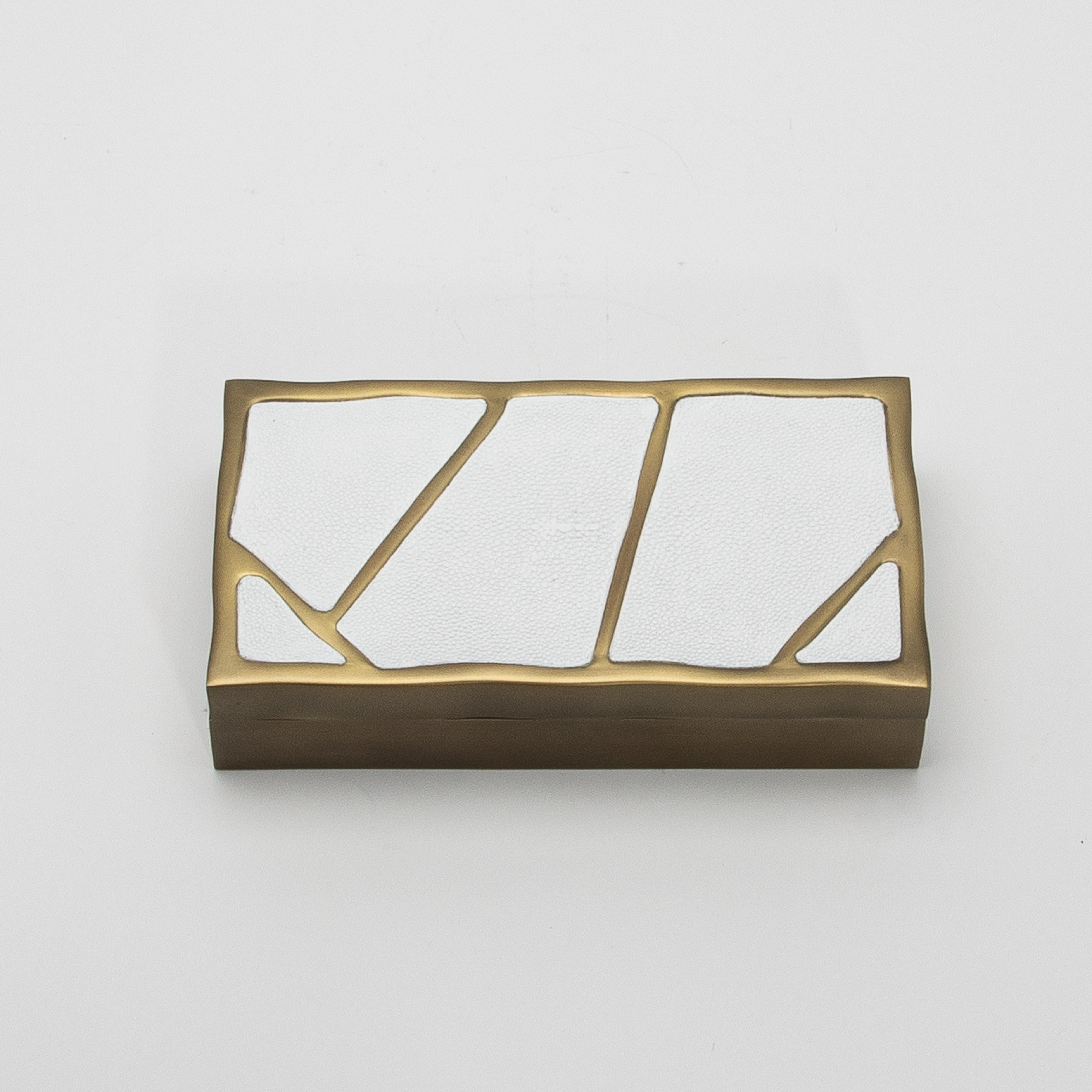 Caja moderna de piel de zapa blanca con latón patinado en bronce de R&Y Augousti Latón en venta