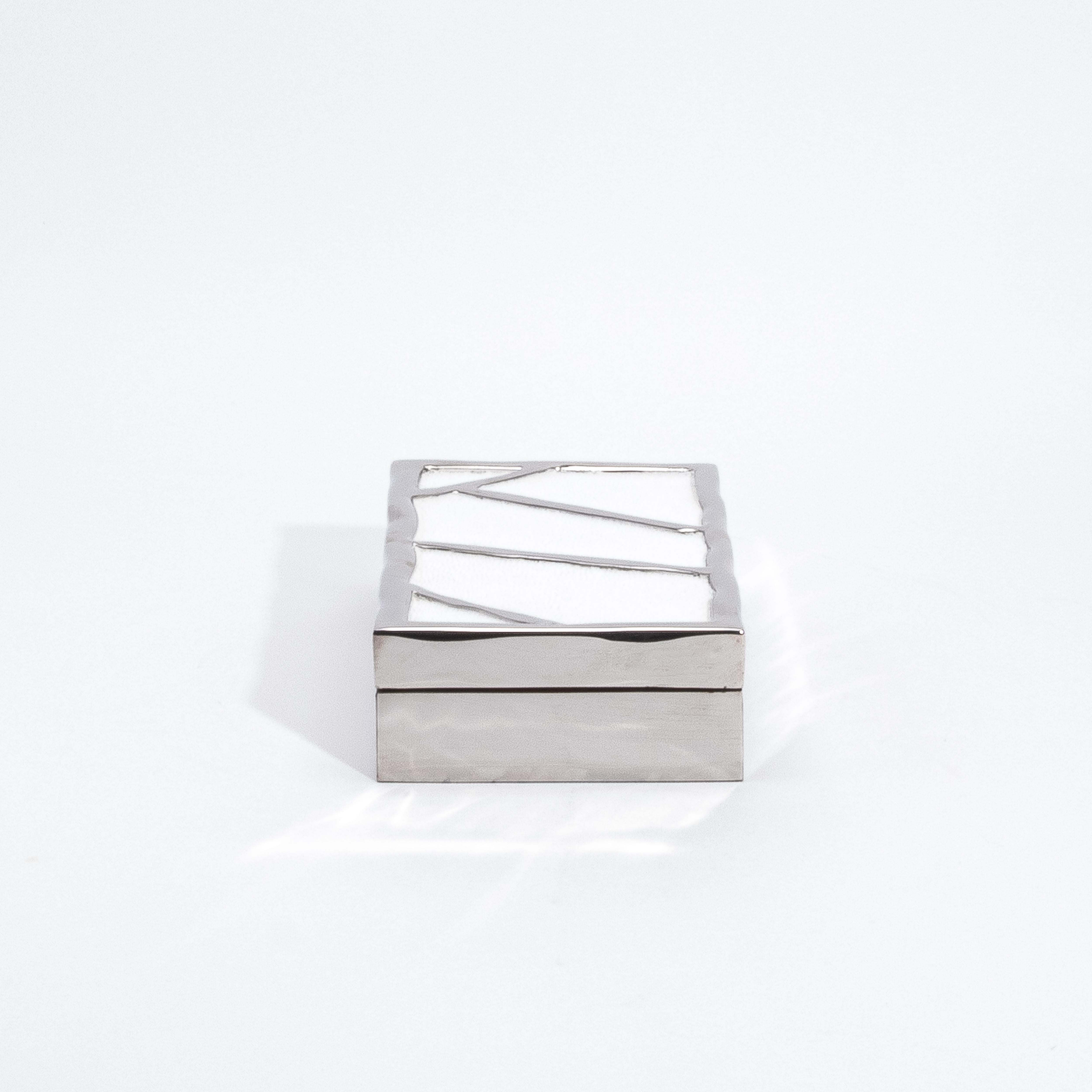 Caja moderna de piel de zapa blanca con acero inoxidable pulido de R&Y Augousti Art Decó en venta