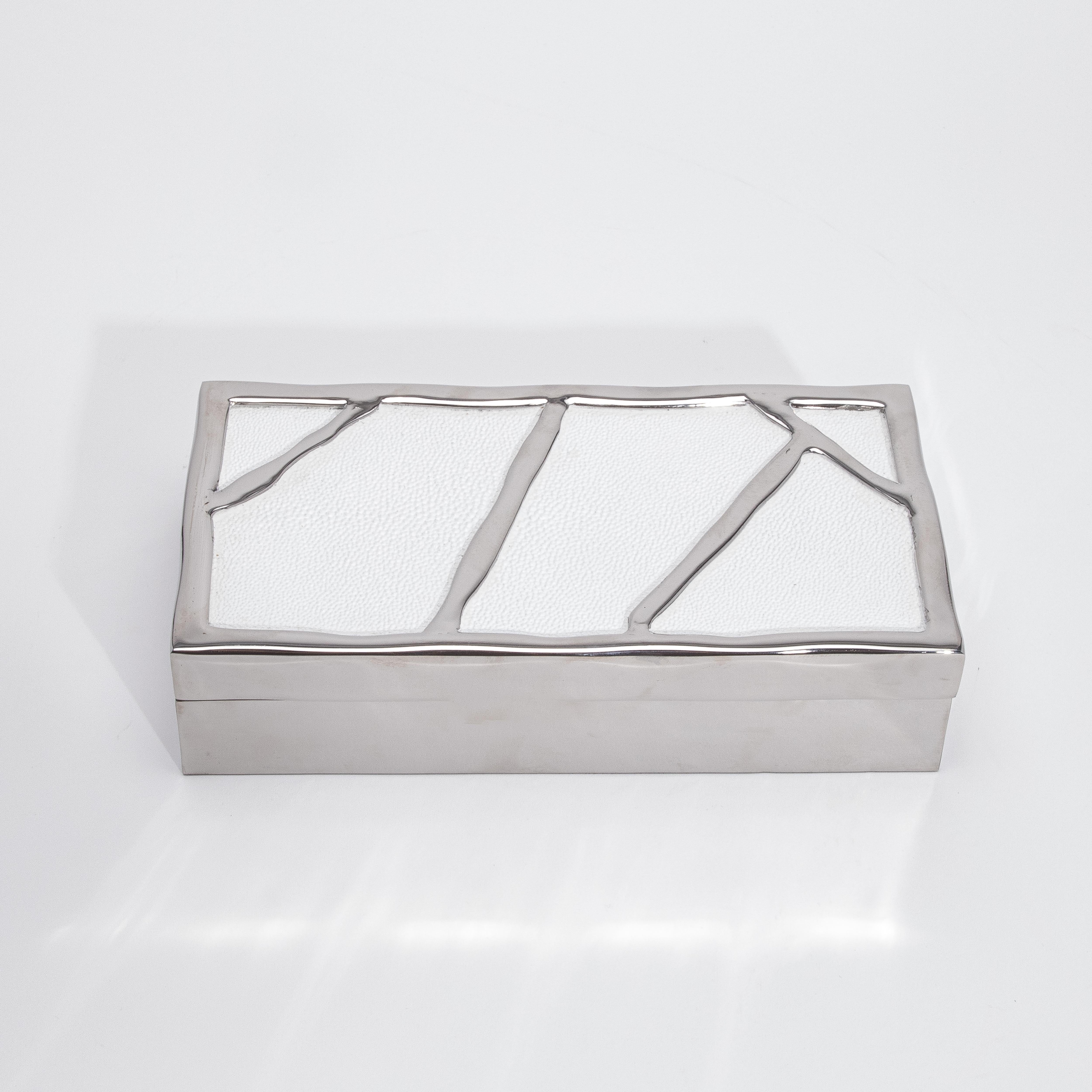 Caja moderna de piel de zapa blanca con acero inoxidable pulido de R&Y Augousti Filipino en venta