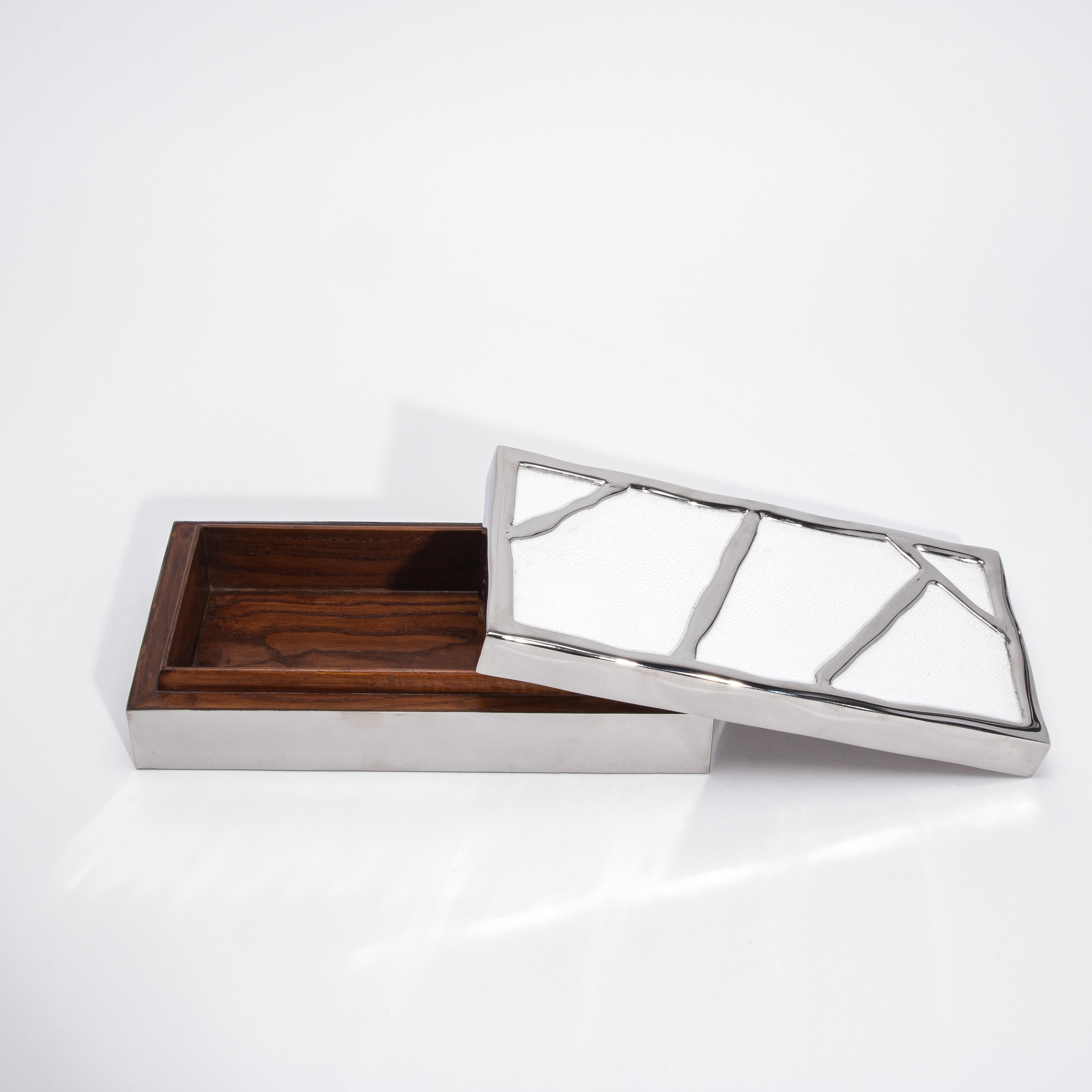 Caja moderna de piel de zapa blanca con acero inoxidable pulido de R&Y Augousti Hecho a mano en venta
