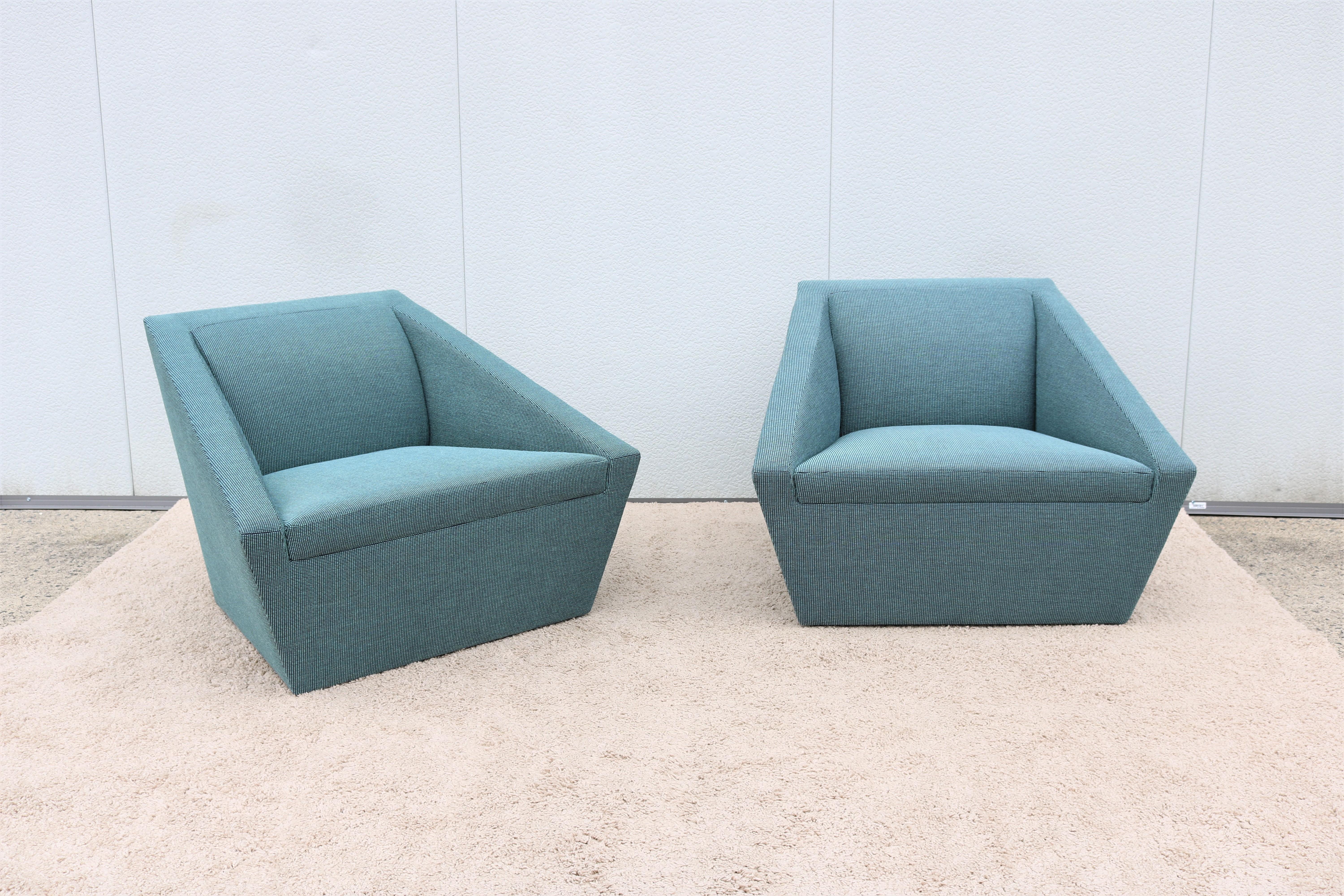 La forma geometrica moderna definisce la poltrona lounge a colonna, morbida ma monolitica, che fonde insieme modernismo e comfort,
Il sedile, i lati e lo schienale sono sagomati in modo da formare un bozzolo interno, mentre l'esterno rimane pulito e