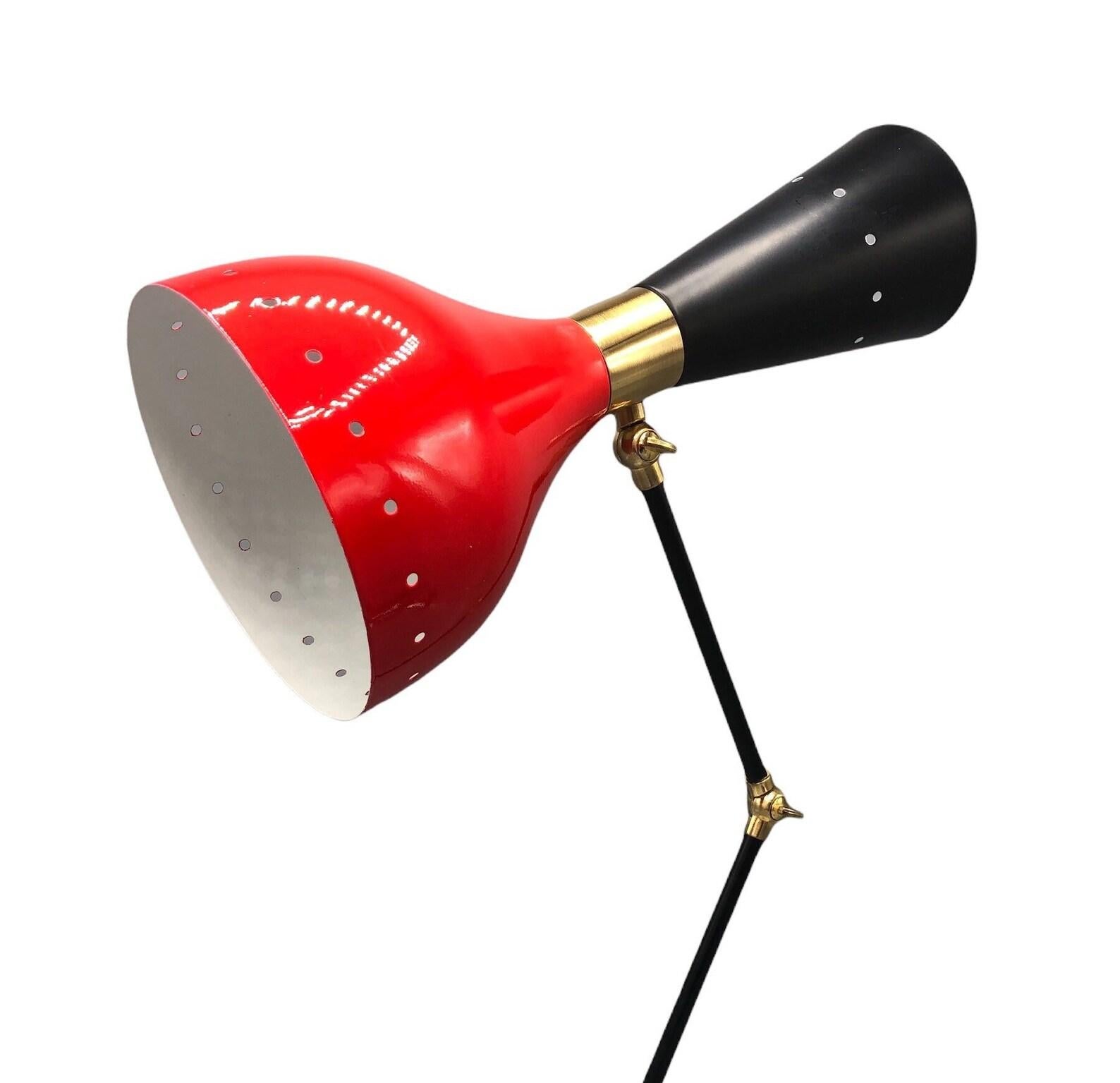 Moderne verstellbare Schreibtischlampe aus Messing mit Marmorsockel im italienischen Stil. Roter Schirm und schwarze Arme mit Messingbeschlägen. 
Abmessungen: 
Basis Marmor Durchmesser: 7