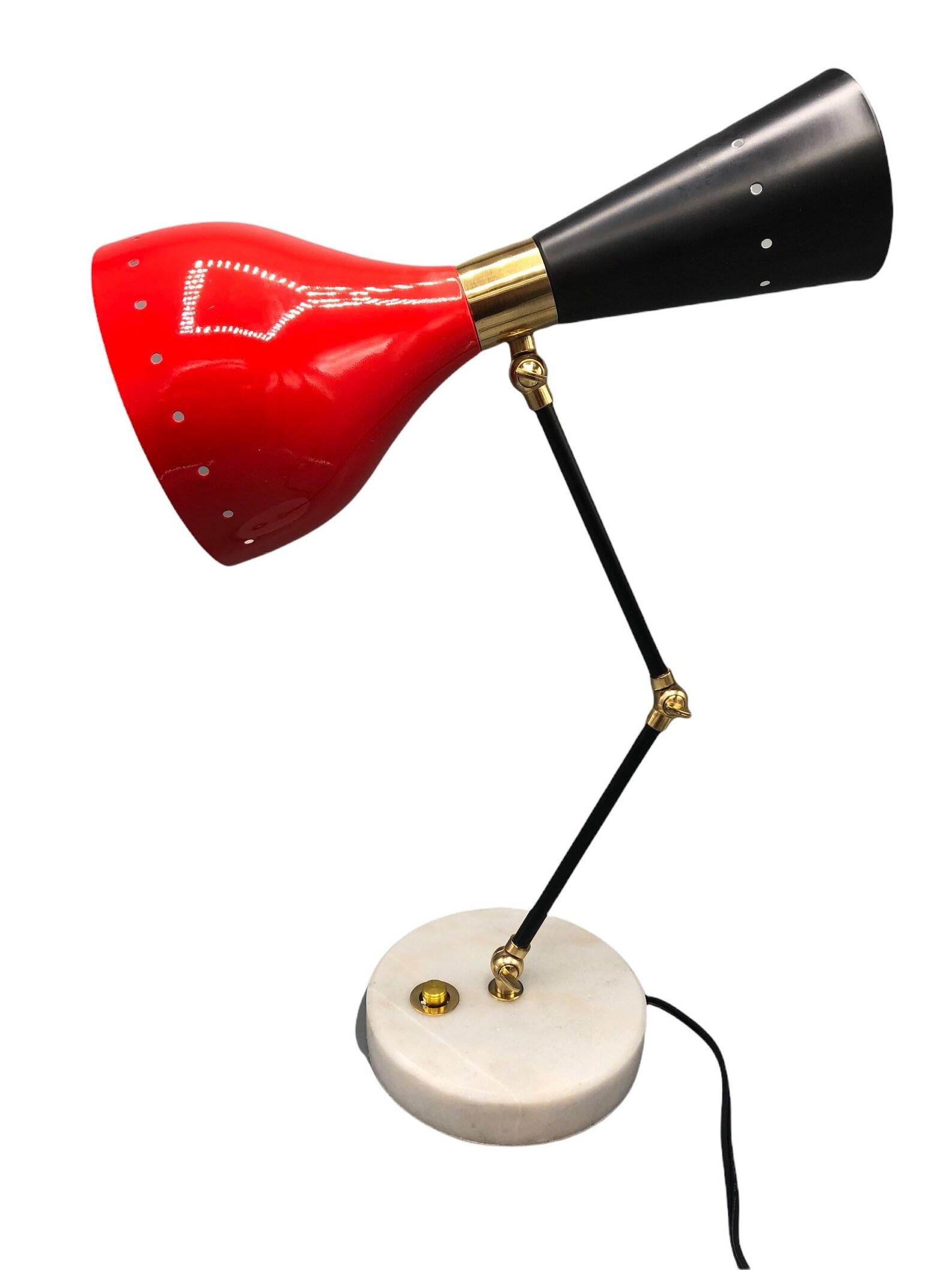 Moderne moderne verstellbare Schreibtischlampe aus Messing mit Marmorsockel im italienischen Stil, roter Schirm (amerikanisch) im Angebot