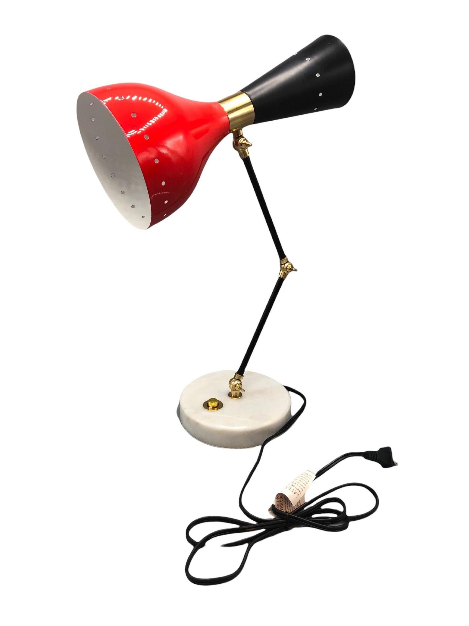 Moderne moderne verstellbare Schreibtischlampe aus Messing mit Marmorsockel im italienischen Stil, roter Schirm im Zustand „Starke Gebrauchsspuren“ im Angebot in Hudson, NY