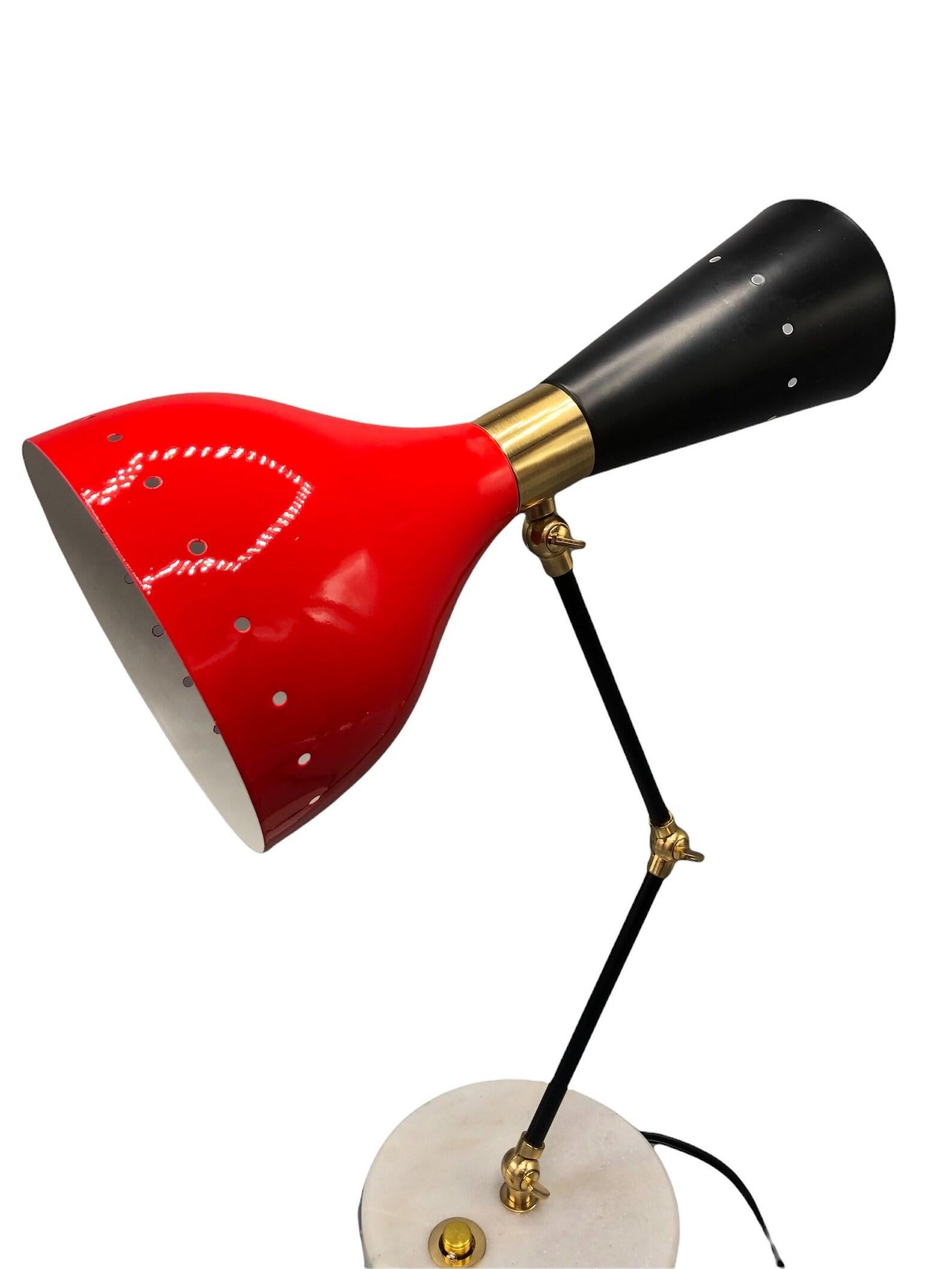 Moderne moderne verstellbare Schreibtischlampe aus Messing mit Marmorsockel im italienischen Stil, roter Schirm im Angebot 1