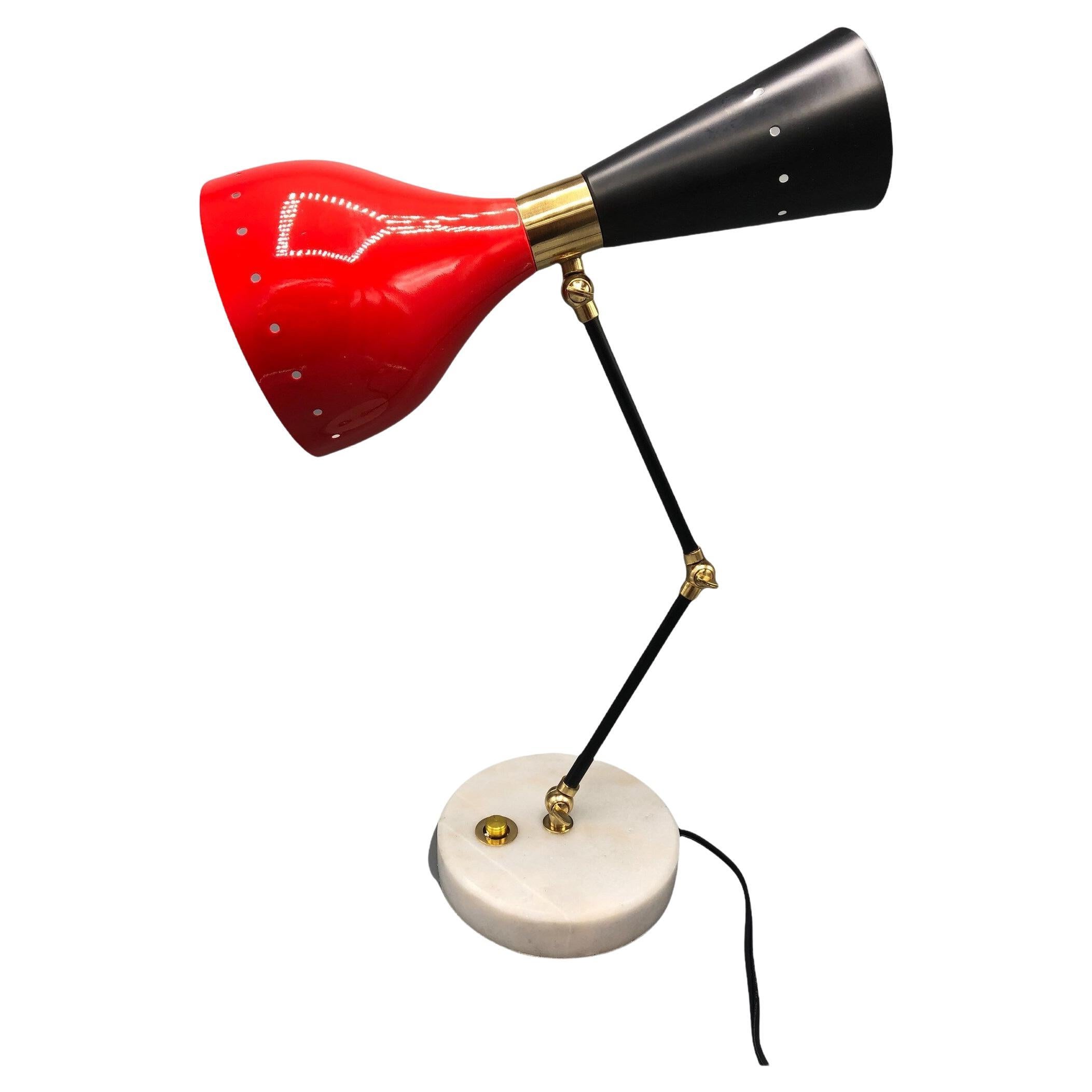 Lampe de bureau moderne réglable en laiton avec base en marbre de style italien, abat-jour rouge en vente