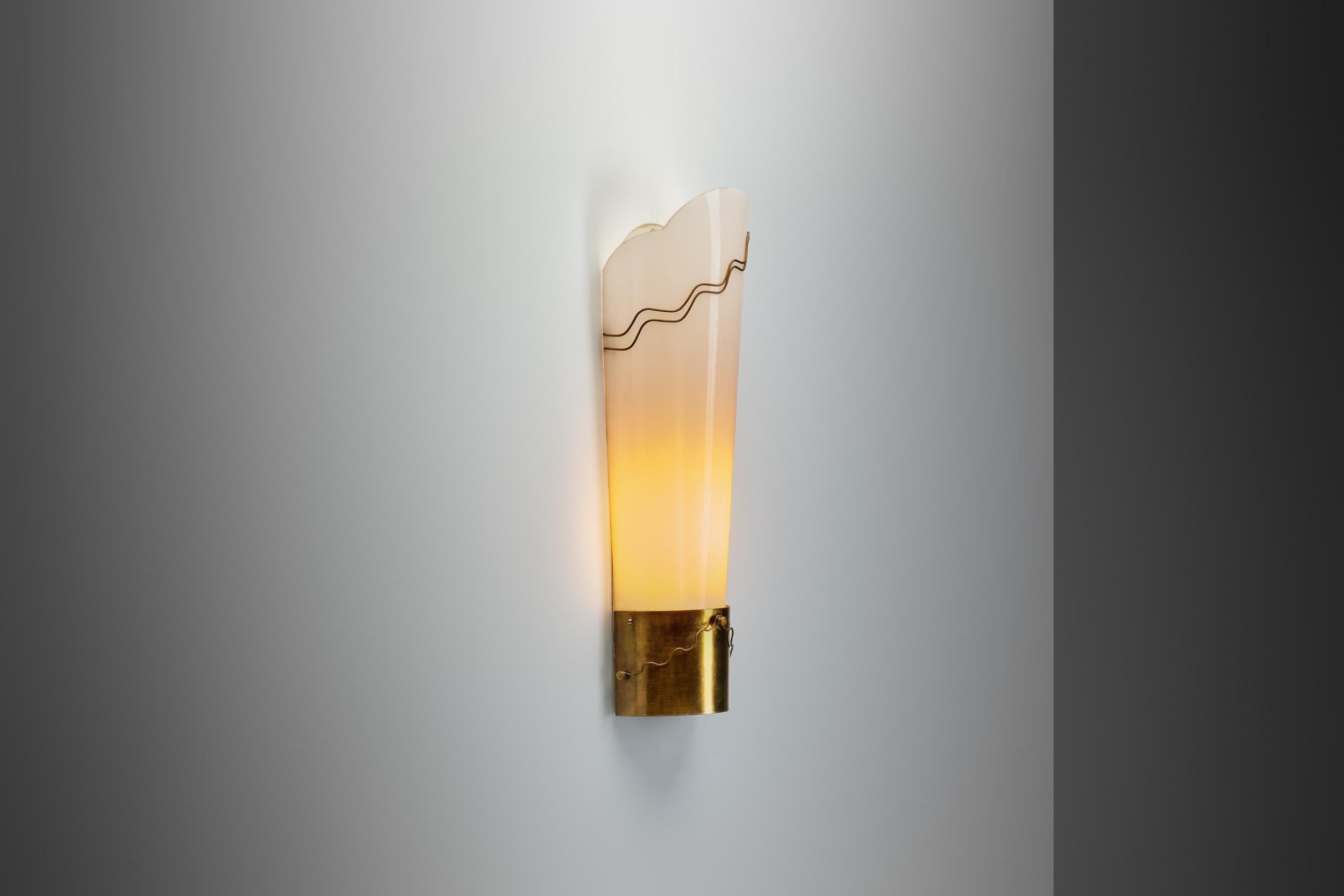 La década de 1950 marcó un periodo de innovación en el diseño de la iluminación, en el que se hizo hincapié en la creación de luminarias que fueran funcionales a la vez que esculturales. Como parte del movimiento modernista más amplio, esta lámpara