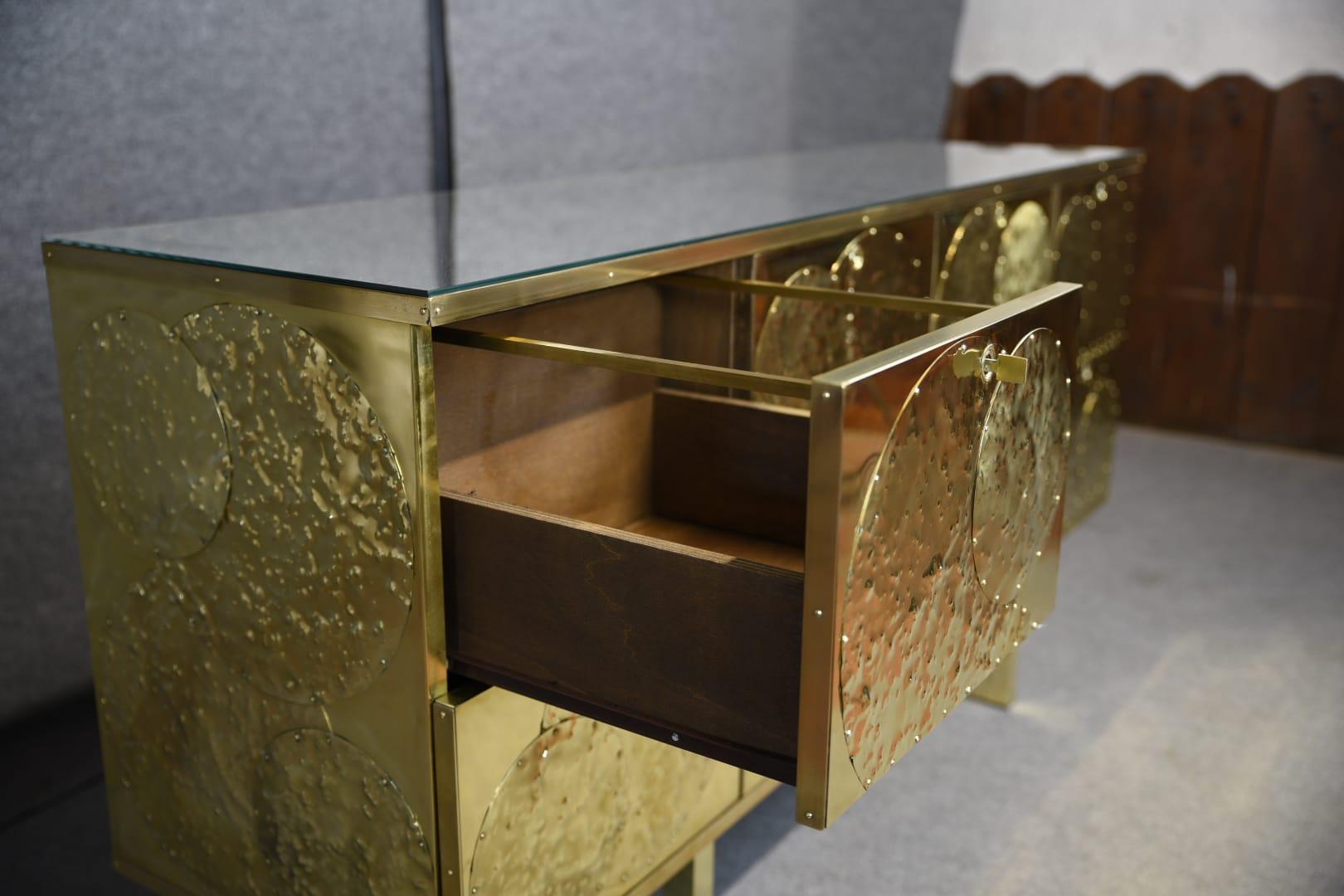 Modern Brass and Birch Sideboard with 8 Drawers Handmade in Italy Available For Sale 4