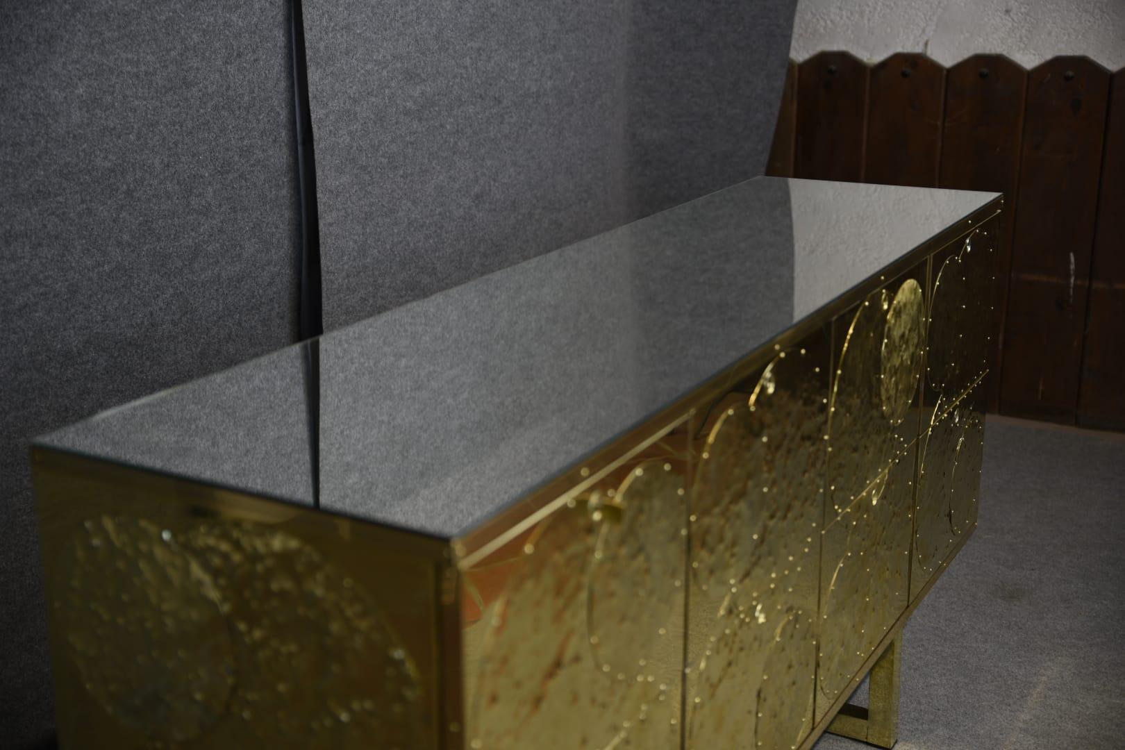 Modern Brass and Birch Sideboard with 8 Drawers Handmade in Italy Available In New Condition For Sale In Guazzora, IT