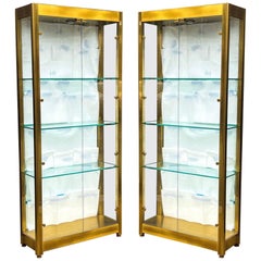 Vitrune moderne in ottone e vetro specchiato / Armadi Att. A Mastercraft, coppia