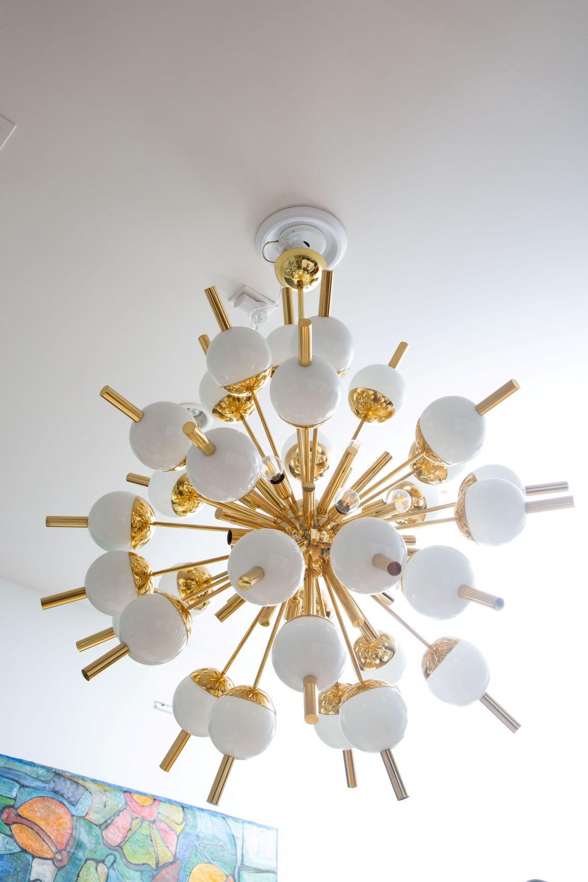 Contemporary Italian sputnik ceiling light in polished brass and opaline glass
Features 30 white opaline round shape globes
10 exposed brass cup sockets
Stunning design from all angles
Available to view in situ at our showroom in Miami.
Fixture