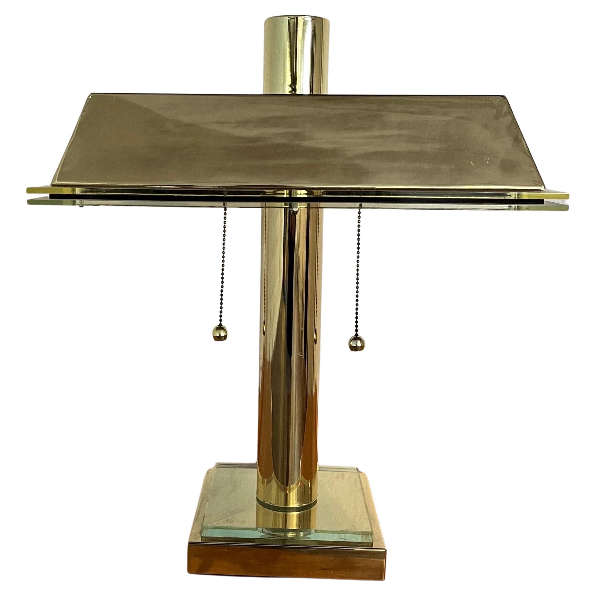 Lampe de banquier moderne en laiton et lucite