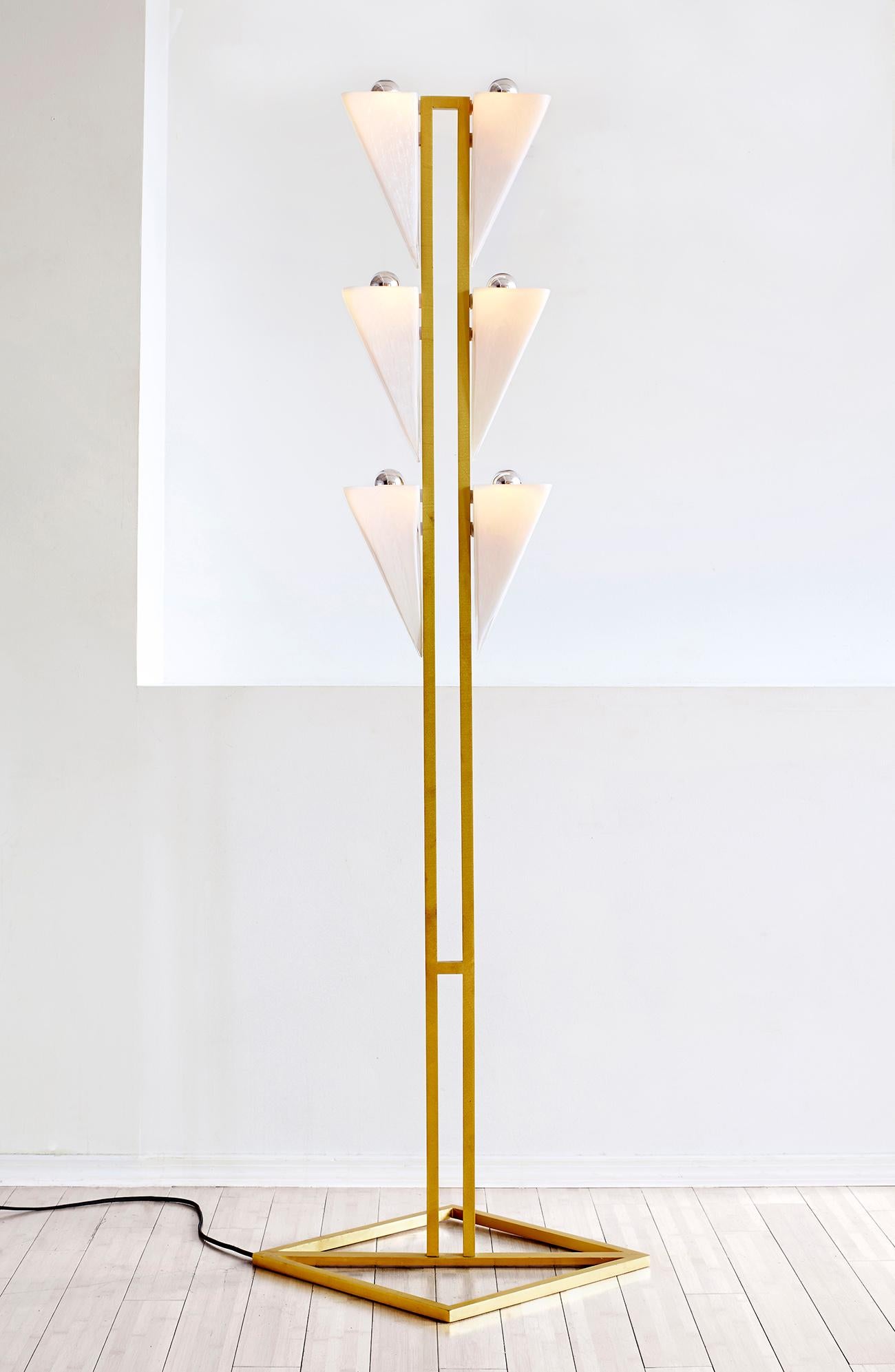 Moderne moderne Stehlampe aus Messing und mundgeblasenem Glas, Cyrus (amerikanisch) im Angebot