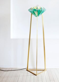 Lampada da terra moderna Yassin in ottone e vetro soffiato a stampo
