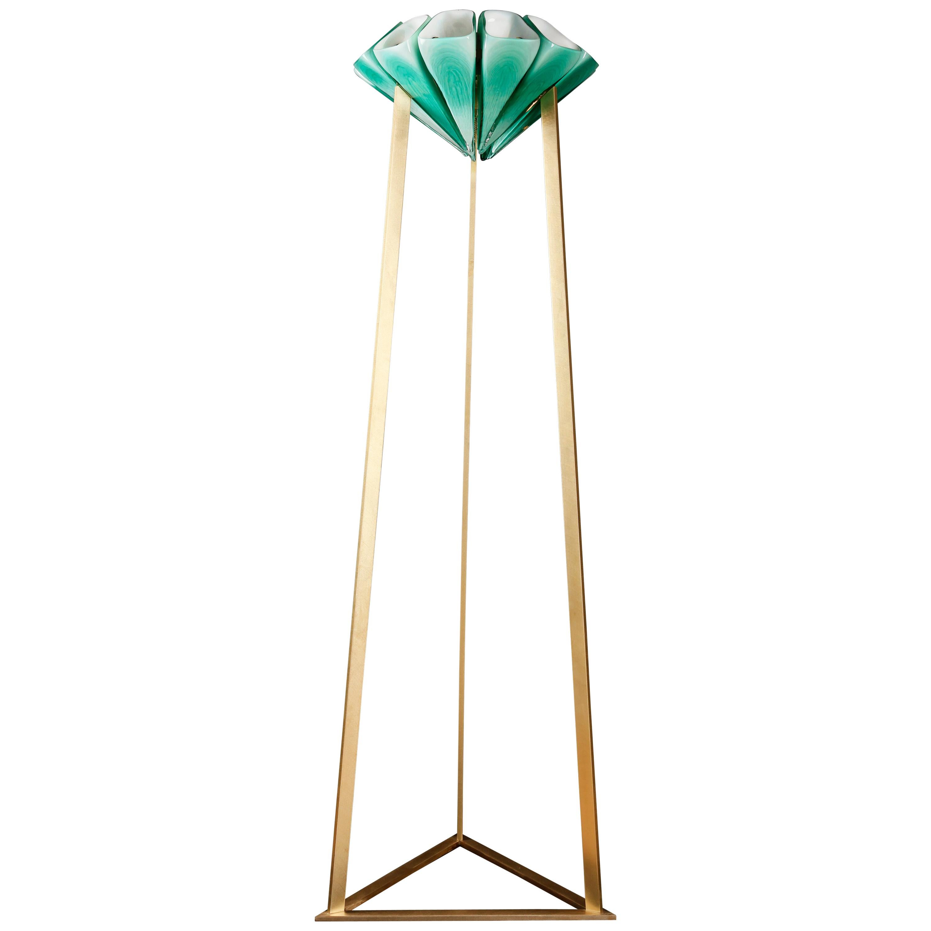 Yassin Stehlampe aus modernem Messing und mundgeblasenem Glas, Moderne im Angebot
