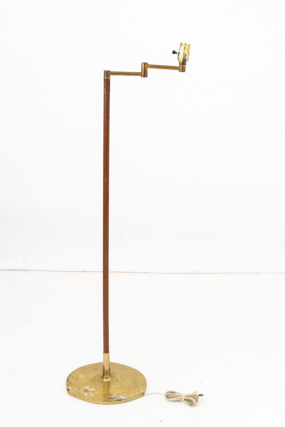 Ottone Lampada da terra moderna a braccio oscillante in ottone e noce in vendita