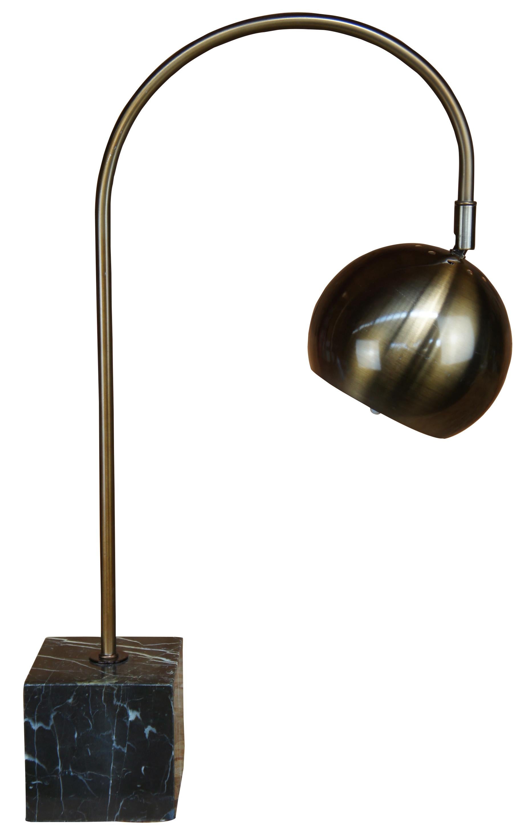 Belle lampe de table en laiton avec une base en marbre. Comprend une forme en arc avec un globe oculaire réglable. Inspiré par des artistes comme Robert Sonneman et Harvey Guzzini.

Dimensions : 4,5 po x 15,5 po x 22,75 po / Base - 4,5 po x 4,5 po