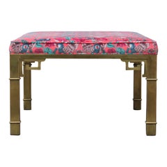 Banc moderne en laiton avec velours rose imprimé animal par Mastercraft