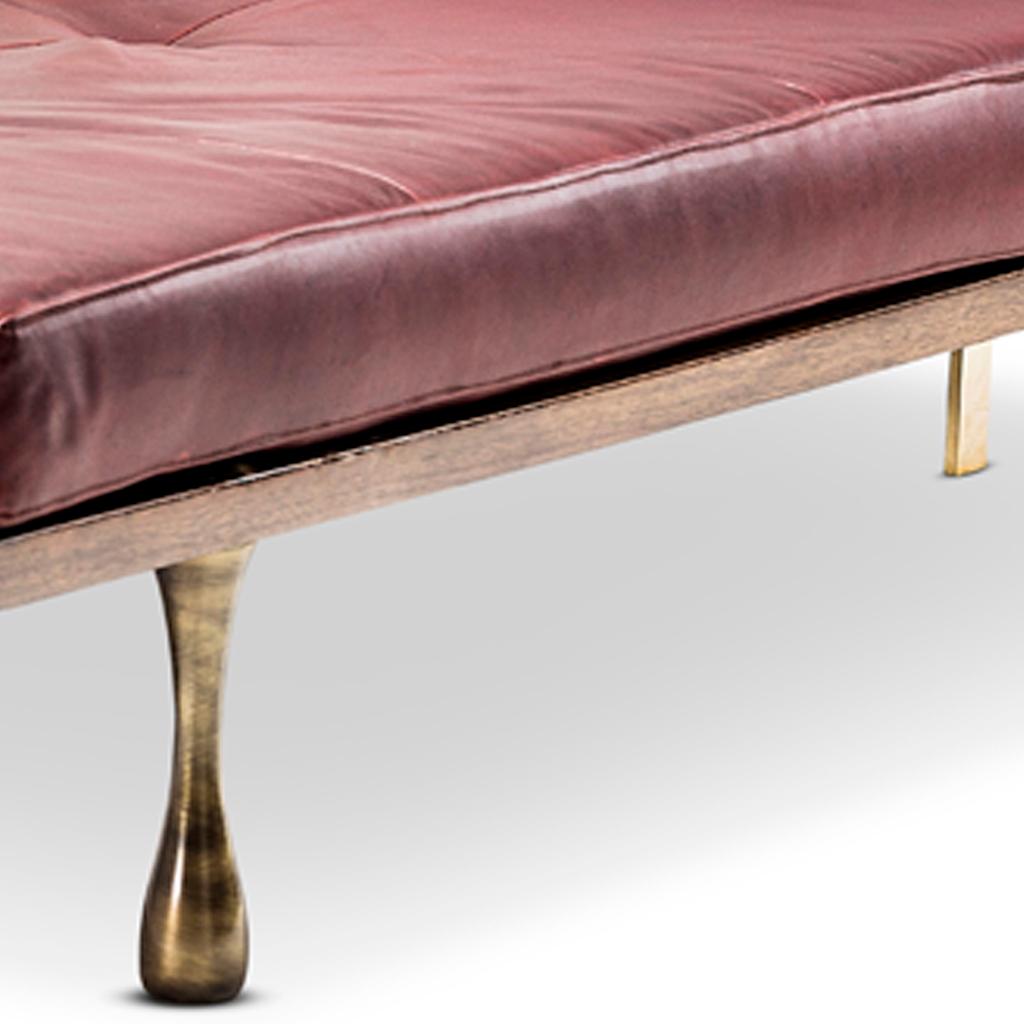 Questo letto da giorno con chaise lounge fa parte della collezione Little Miss Fat disegnata da Egg Designs e prodotta in Sudafrica.
Il lettino da giorno ha una base in legno di noce con cuscino in pelle accentuato da gambe e supporto posteriore in