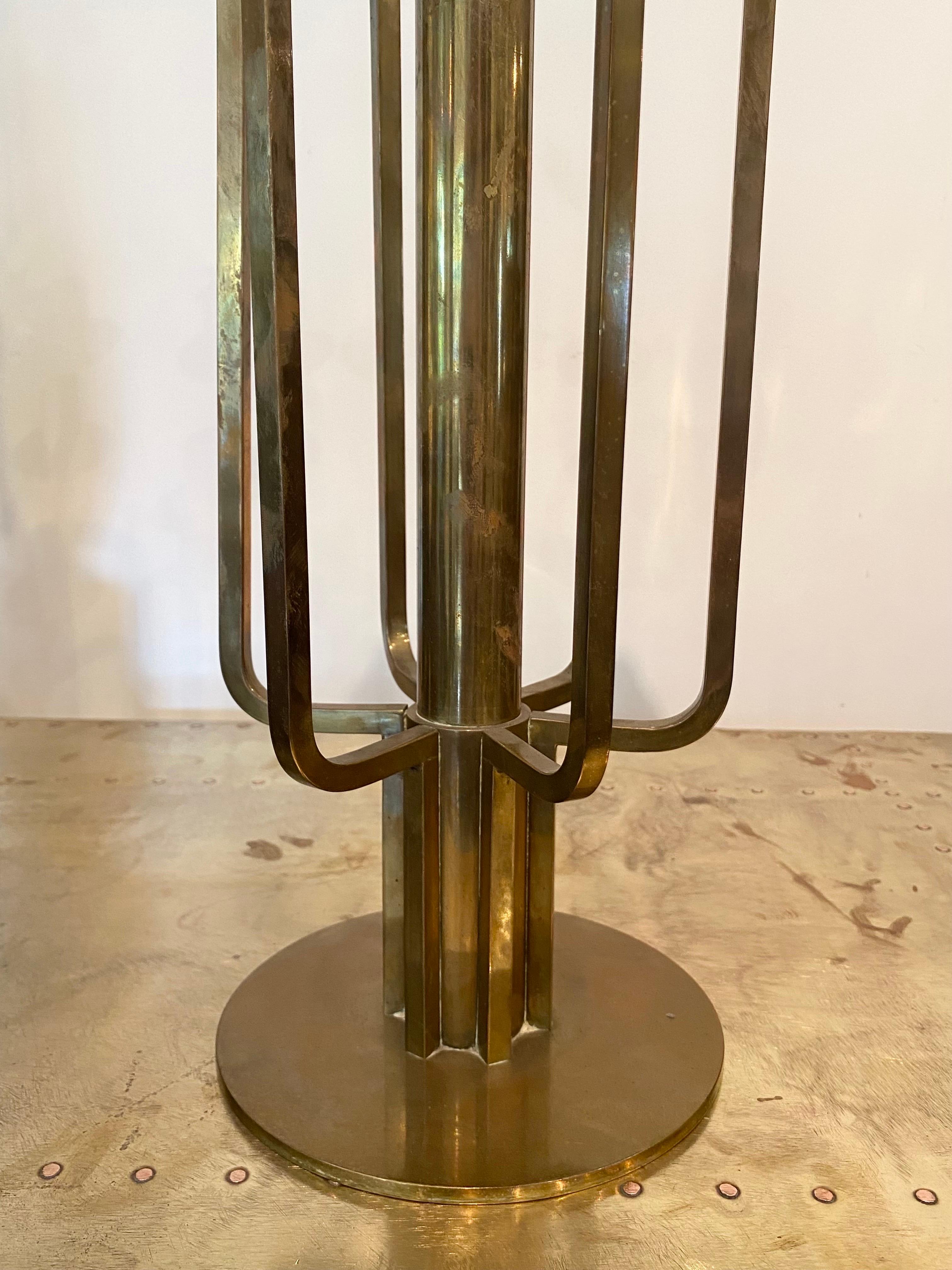 Candelabro moderno in ottone In condizioni buone in vendita a East Hampton, NY