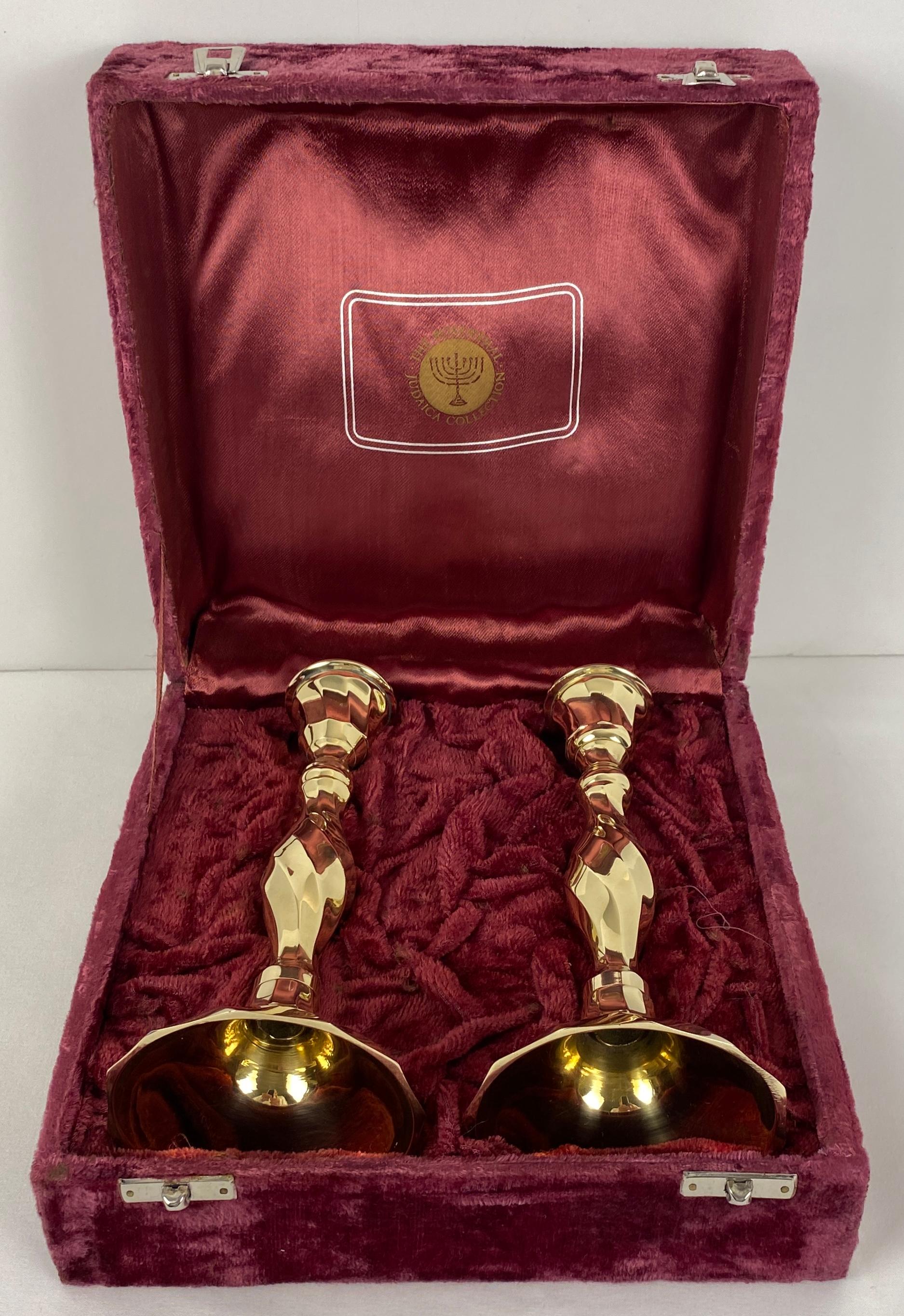 Erhöhen Sie Ihre Einrichtung mit diesem atemberaubenden Paar moderner Messing-Kerzenhalter aus der Mitte des Jahrhunderts von Rosenthal. Diese eleganten und stilvollen Stücke werden in ihrer Original-Samtbox präsentiert und strahlen einen zeitlosen