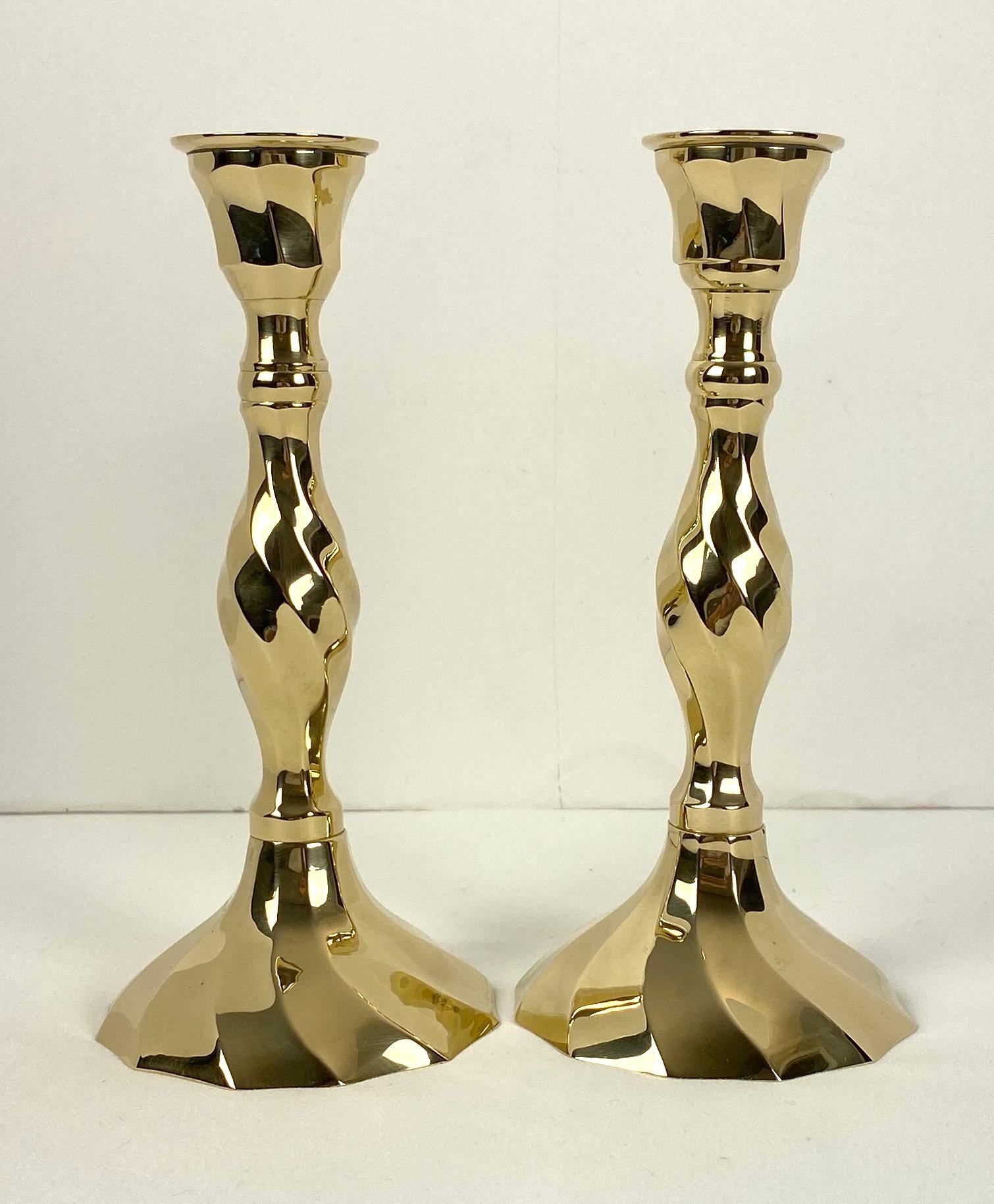 Moderne Kerzenständer aus Messing in originalem Samt mit Deckel aus Messing (amerikanisch) im Angebot