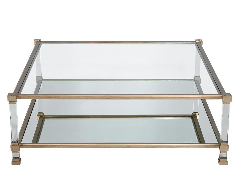 Der Gwyneth Cocktail Table von Century Furniture ist ein atemberaubendes Herzstück, das moderne Eleganz und Raffinesse verkörpert. Die glatte Glasplatte bringt das minimalistische Design wunderschön zur Geltung. Die Beine aus Acryl sorgen für