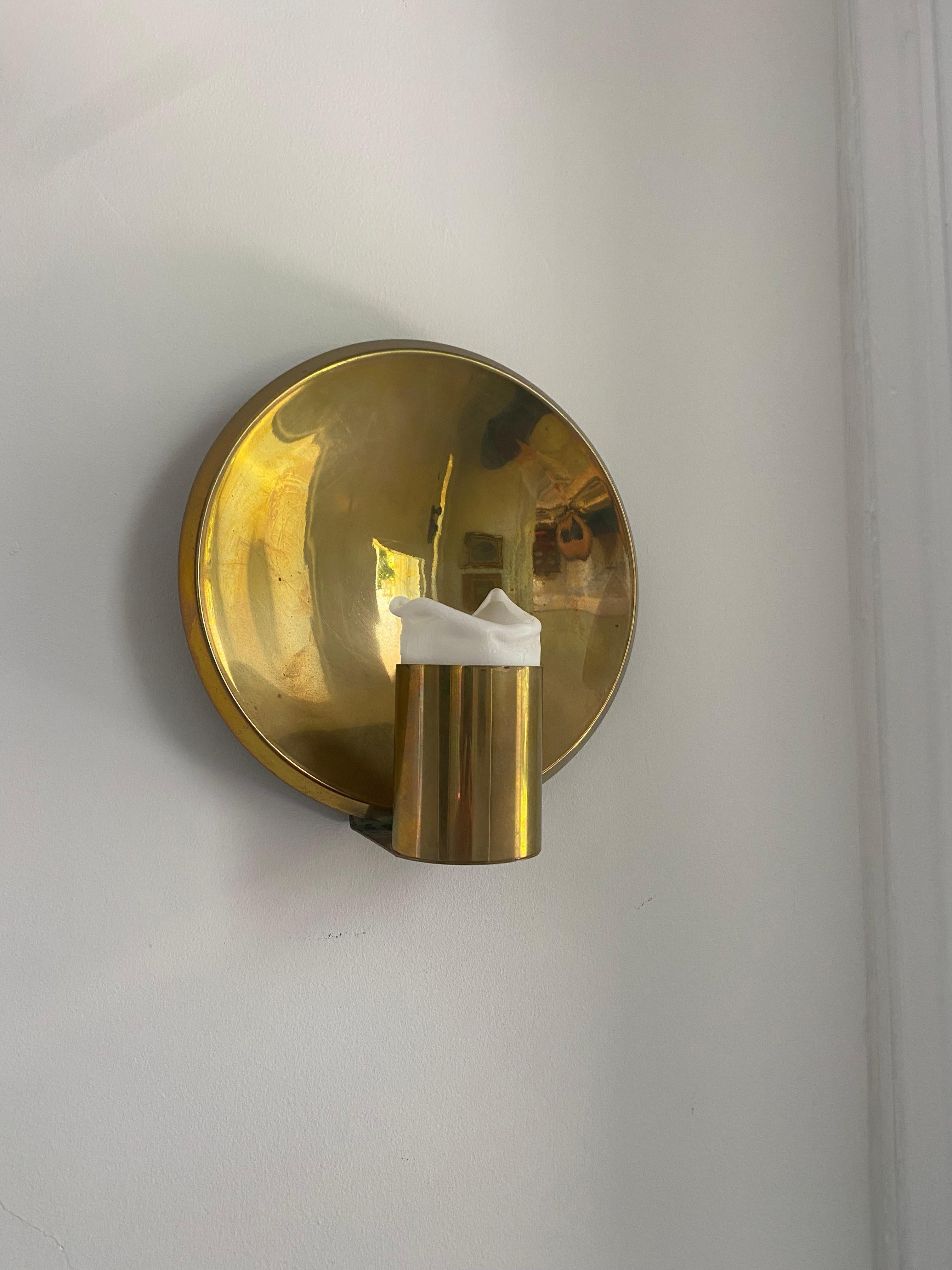 Modern Brass Colseth sconces rund kühne Form Mitte des Jahrhunderts Norwegen (20. Jahrhundert) im Angebot