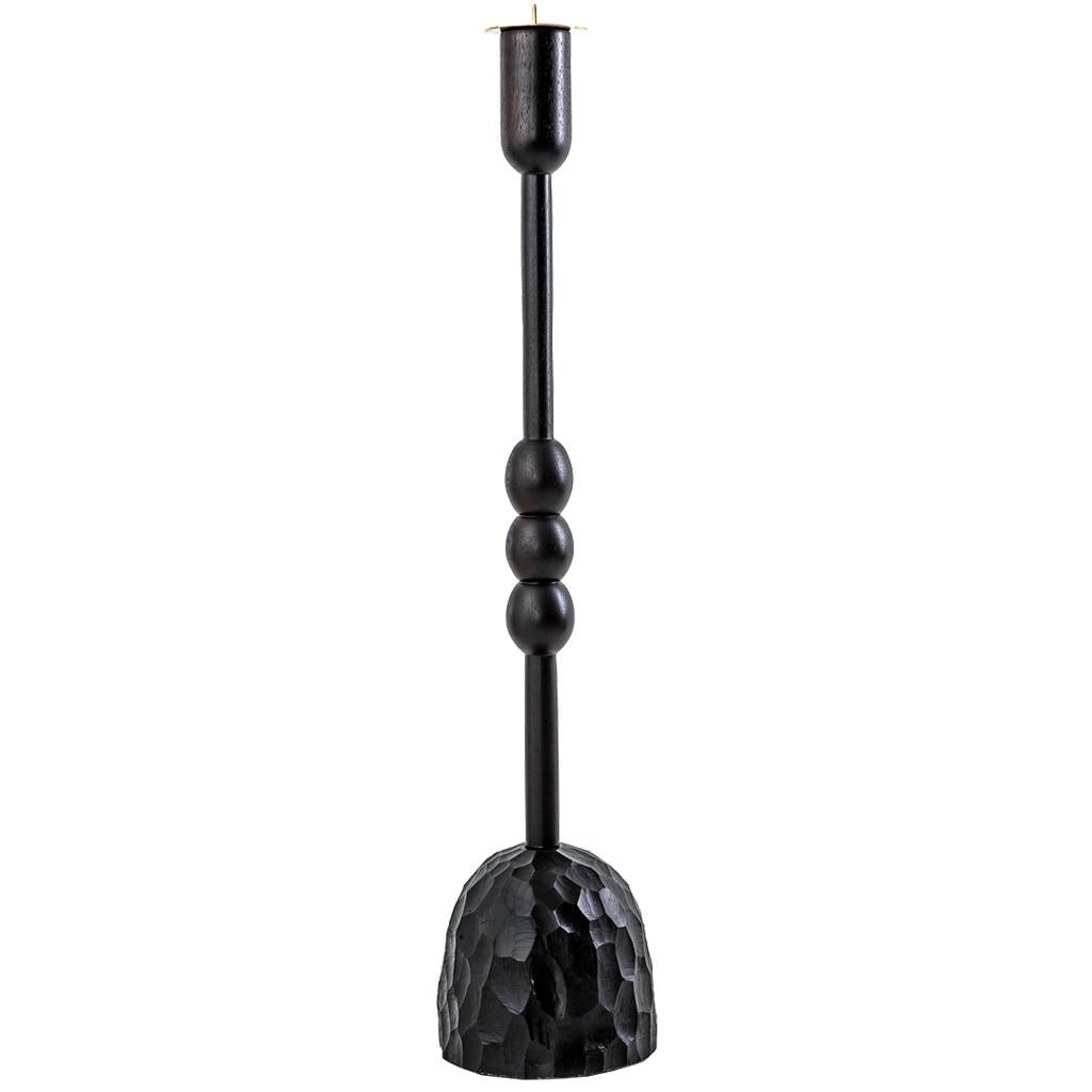 Ce chandelier moderne, qui fait partie de la collection de décoration de luxe de Designs/One, est un excellent complément à toute maison.

Le corps de ce bougeoir est une base en résine coulée avec une tige en bois tourné à la main, peinte en noir