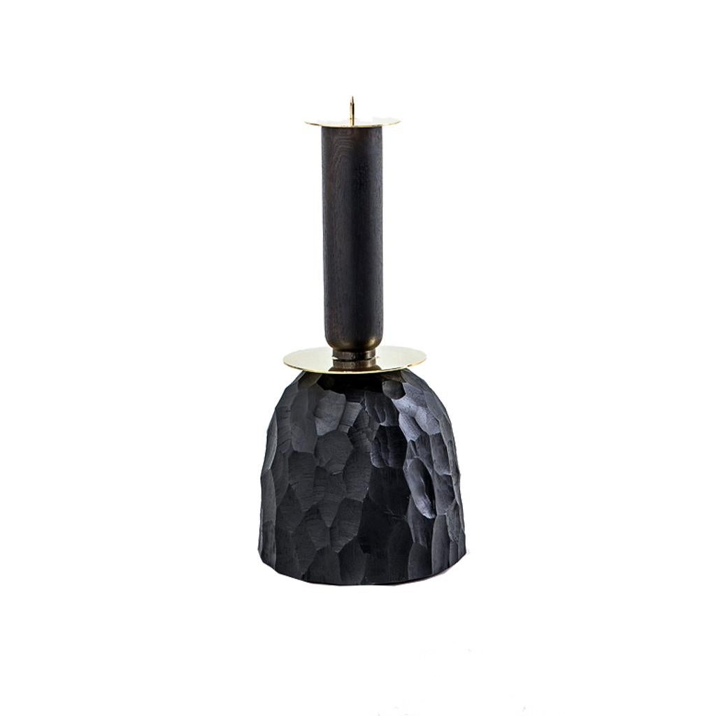 Ce chandelier moderne, qui fait partie de la collection de décoration de luxe de Designs/One, est un excellent complément à toute maison.

Le corps de ce bougeoir est une base en résine coulée avec une tige en bois tourné à la main, peinte en noir