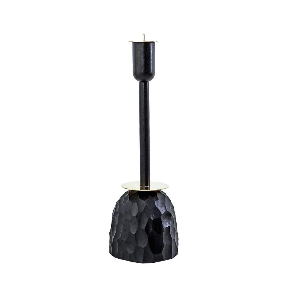 Dieser moderne Primal-Kerzenhalter Small gehört zur Luxus-Dekor-Kollektion von egg designs und ist eine großartige Ergänzung für jedes Zuhause.

Der Kerzenhalter besteht aus einem Sockel aus Gießharz mit einem handgedrechselten Holzstiel mit