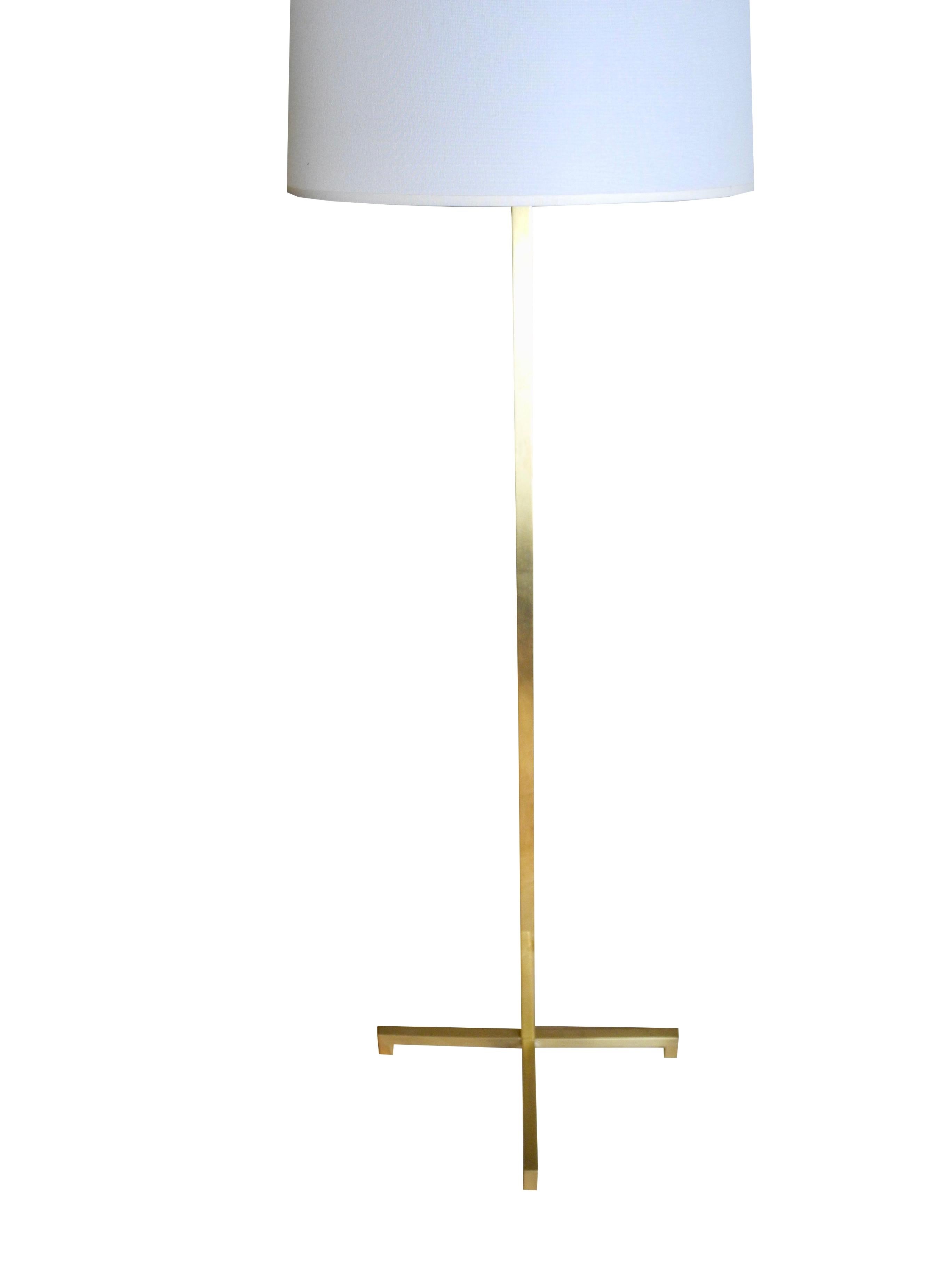 This modern golden brass floor lamp is designed by T.H. Robsjohn-Gibbings for Hansen Lighting. The cross base measures 16.75