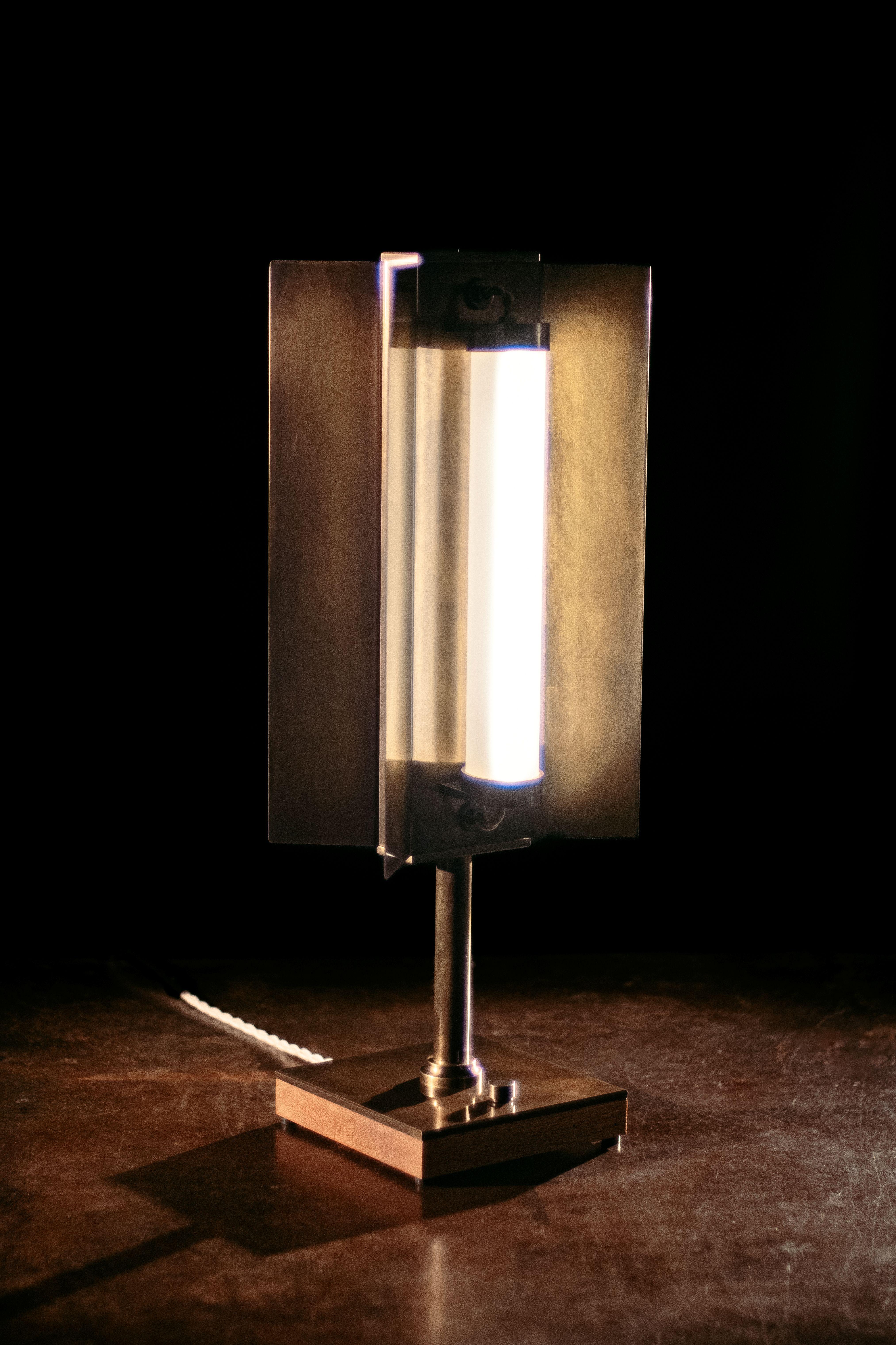 LUZ DE MESA VILLA

Latón patinado, roble aceitado y vidrio borosilicato arenado

Dimensiones: 8.75