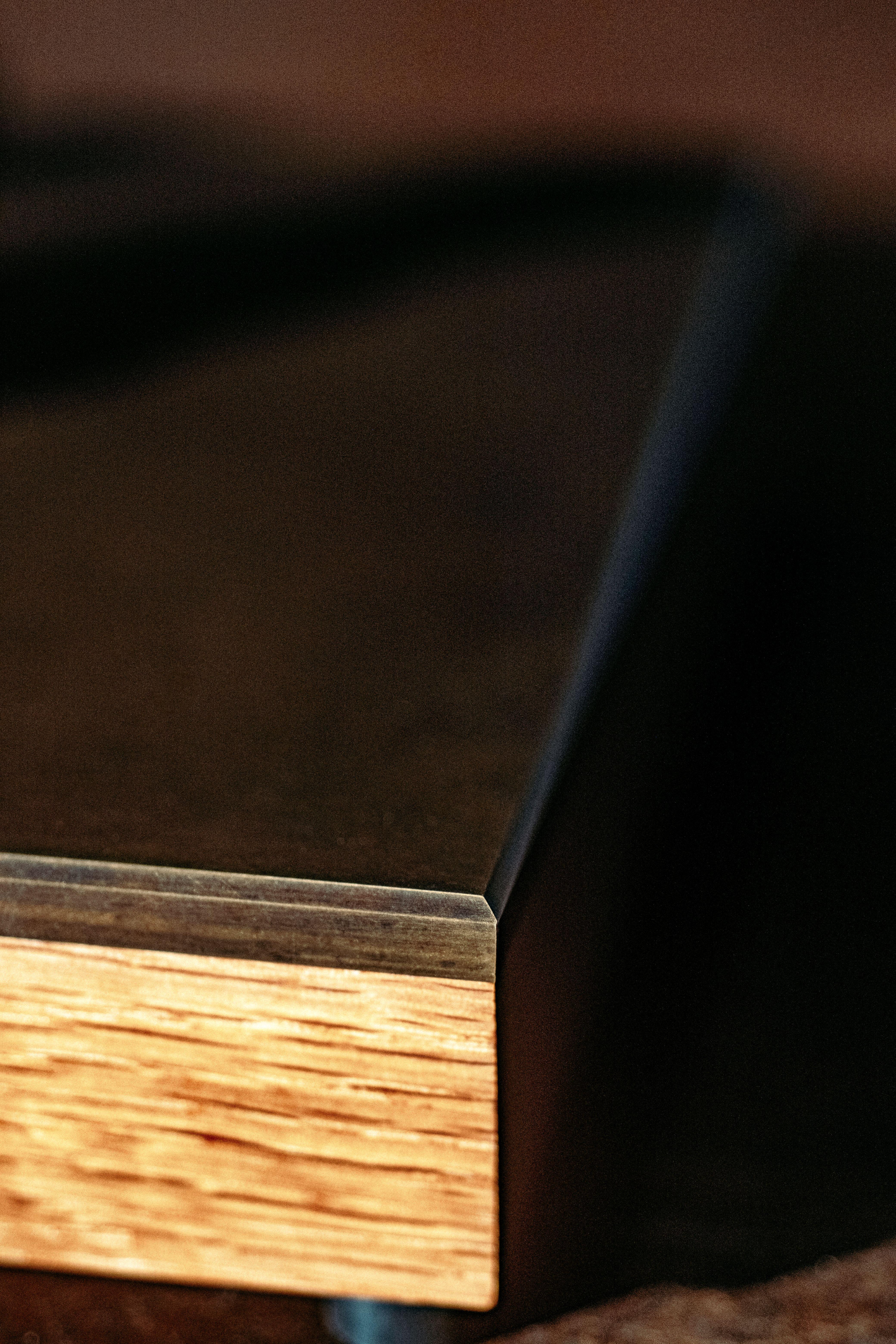 Lámpara de mesa industrial moderna de latón con detalles de roble Latón en venta