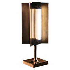 Moderne industrielle Tischlampe aus Messing mit Eichenholz-Akzenten
