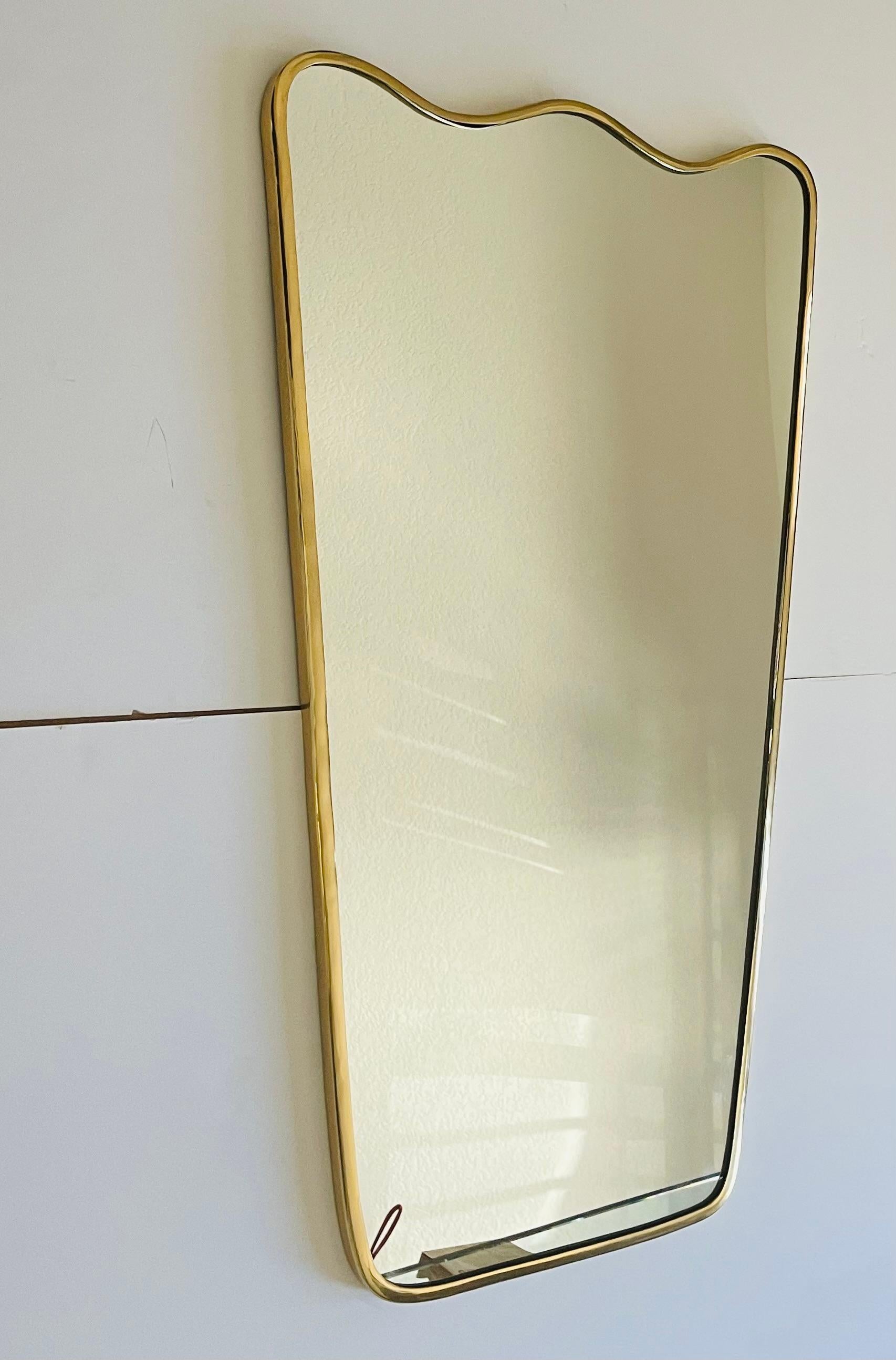 Elegante specchio con cornice in ottone pesante nello stile moderno di metà secolo del designer italiano Paolo Buffa.