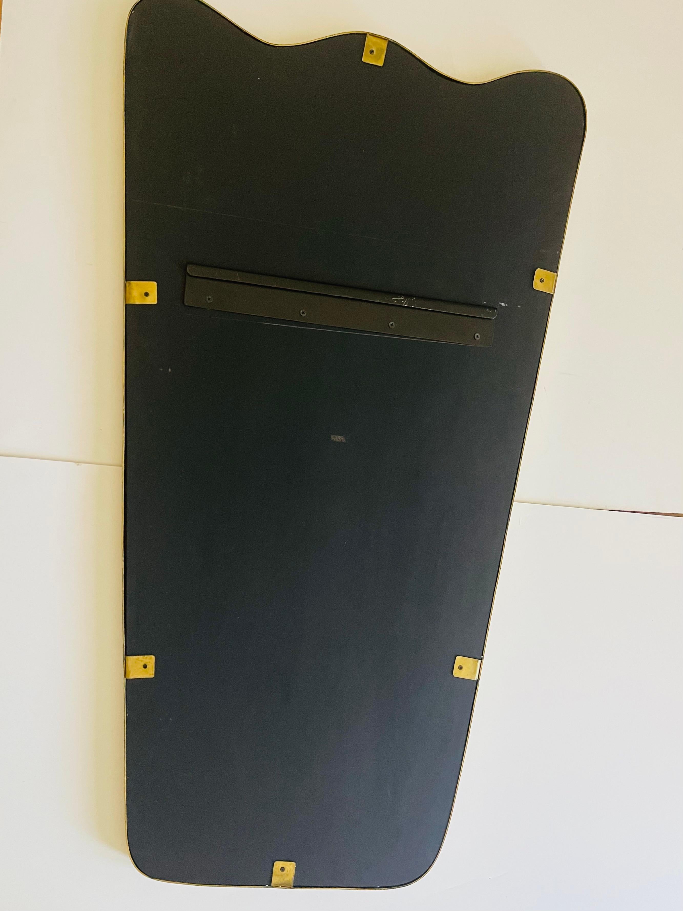 Ottone Moderno. Specchio in ottone in stile italiano Paolo Buffa in vendita