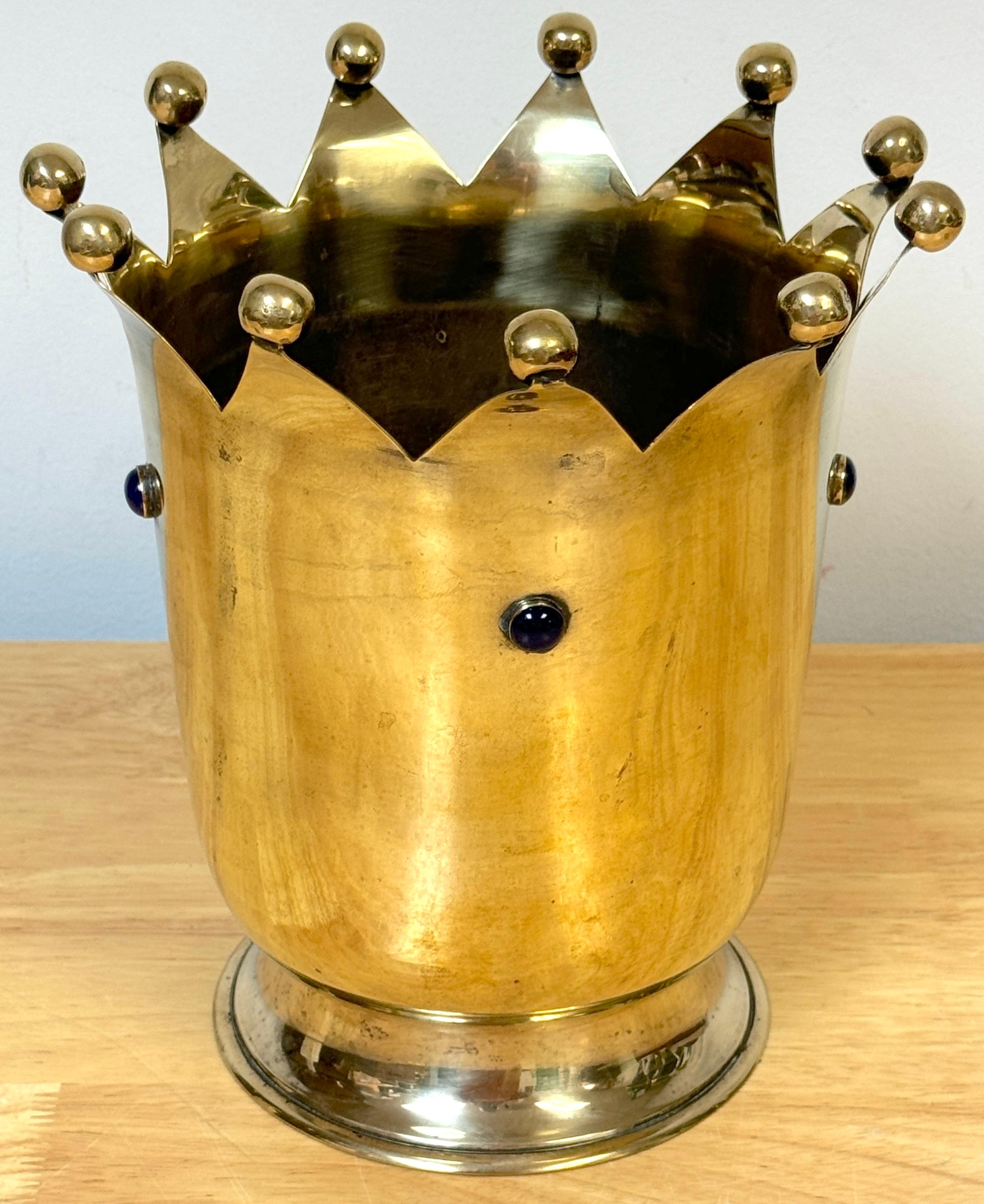 Modern Brass Jeweled Crown Motif Vase, Attributed to Sarreid Ltd. 
Spain, Later 20th Century

This modern brass jeweled crown motif vase, attributed to Sarreid Ltd. from Spain, dates to the later 20th century and exudes elegance and unique design.
