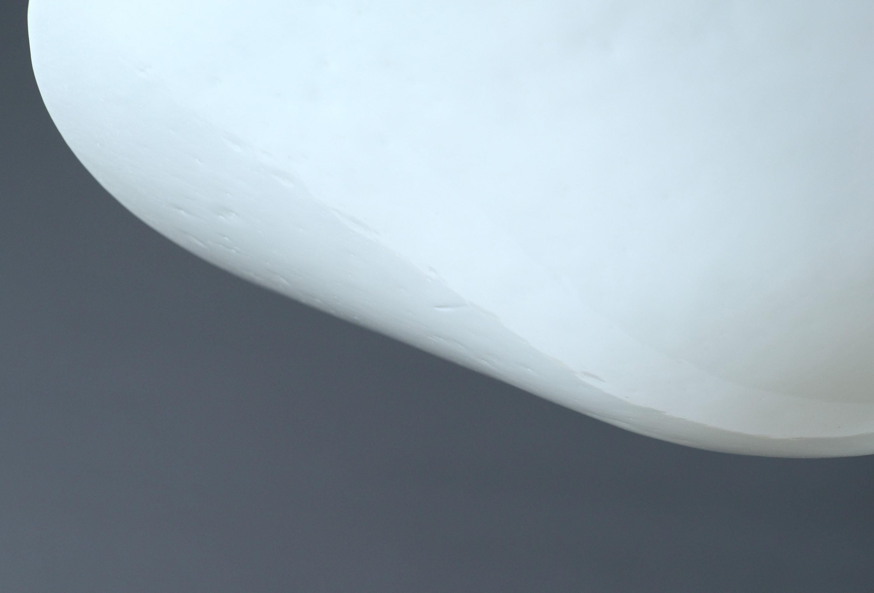 Moderna lampada a sospensione in ottone con paralume a cono bianco 3 prese di corrente In condizioni buone in vendita a New York, NY