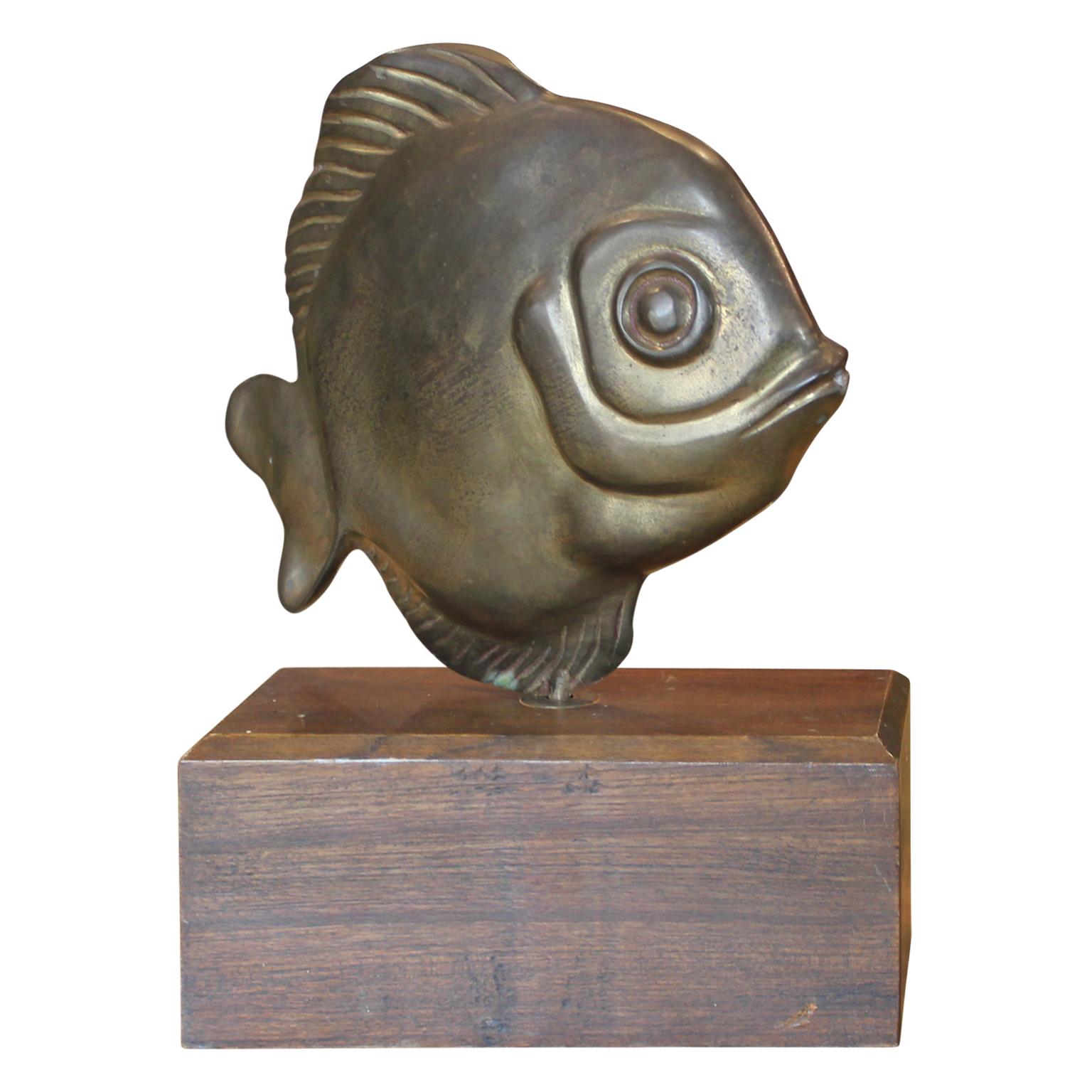 Lovely brass fish tabletop sculpture fixed on a walnut base and in the style of Sarreid.