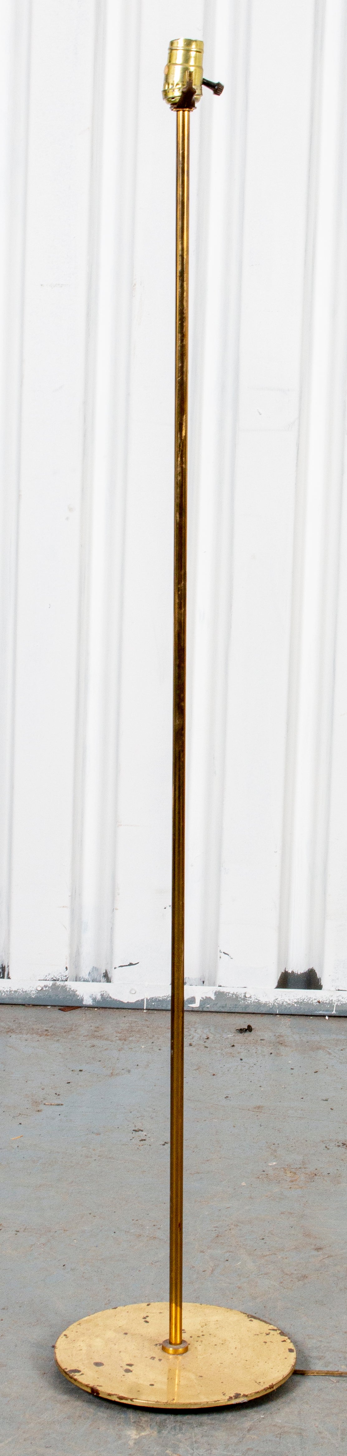 Modern brass standing floor lamp, (the base with corrosion)

Dimensions: 49