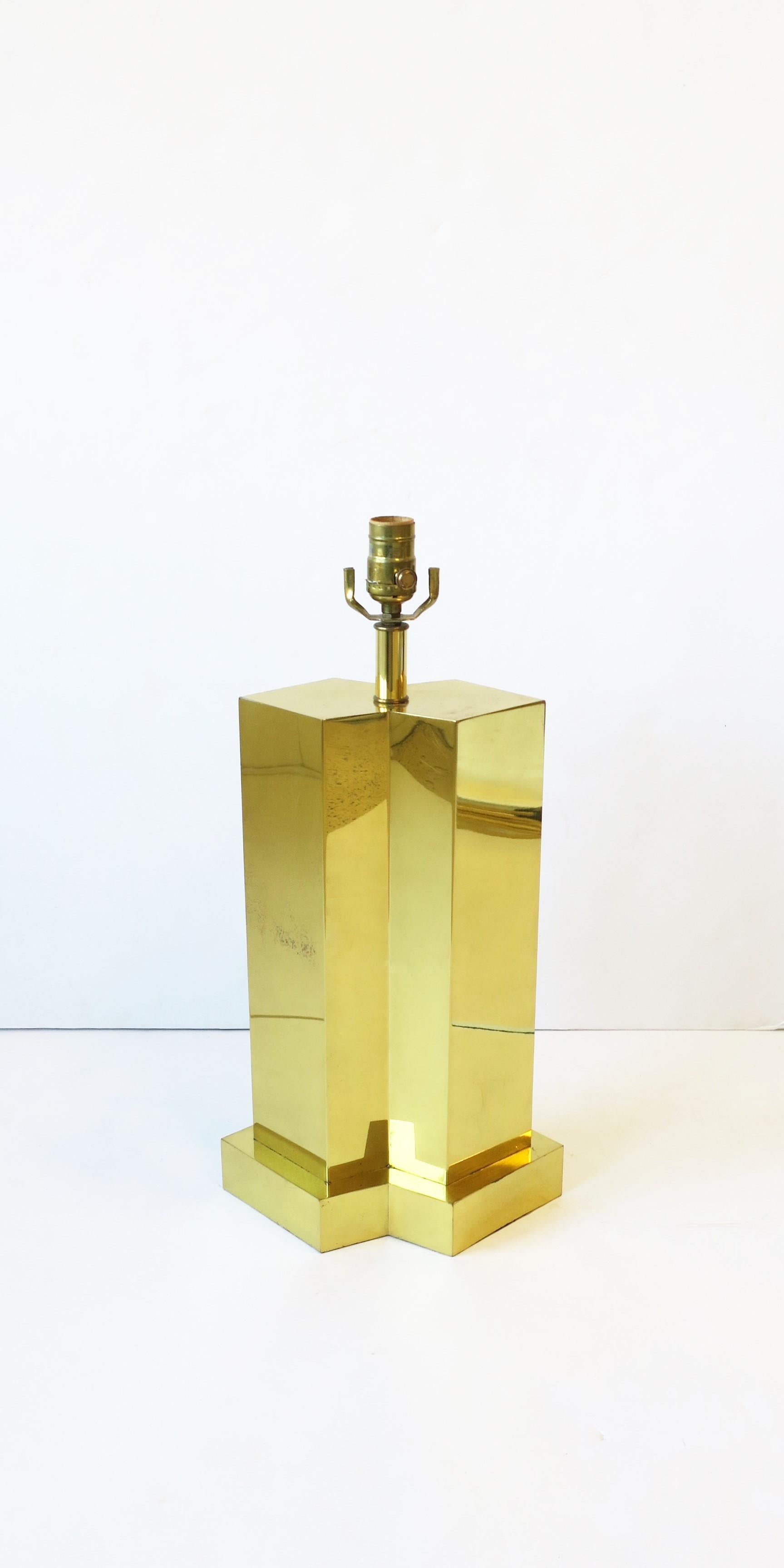 A '70s Modern Post-Modern period brass-plated table or desk lamp with a chevron design, in the style of designer Paul Evans, circa 1970s. 

Lamp dimensions: 
16