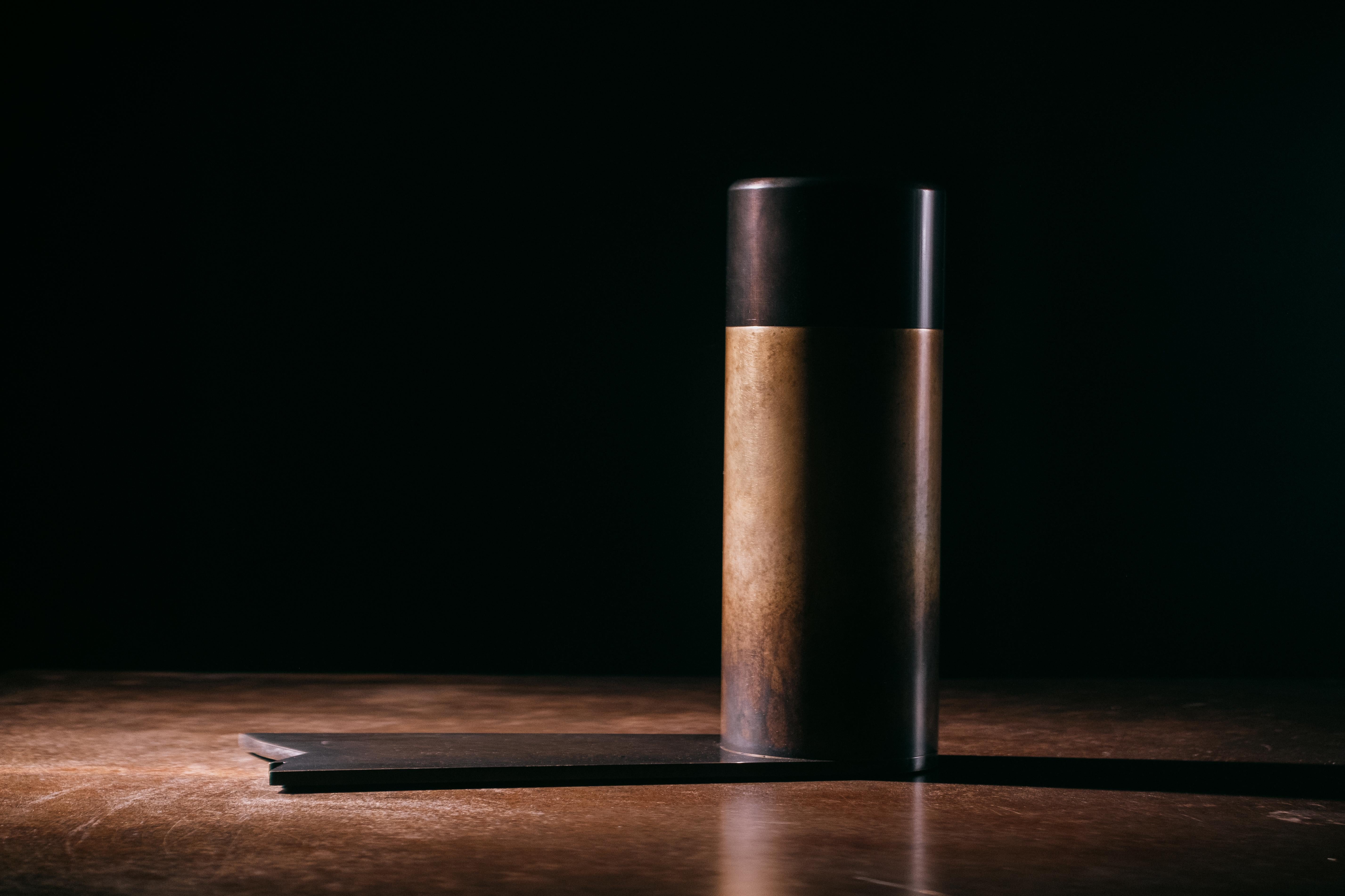 Postmoderno Vaso moderno in ottone in vendita