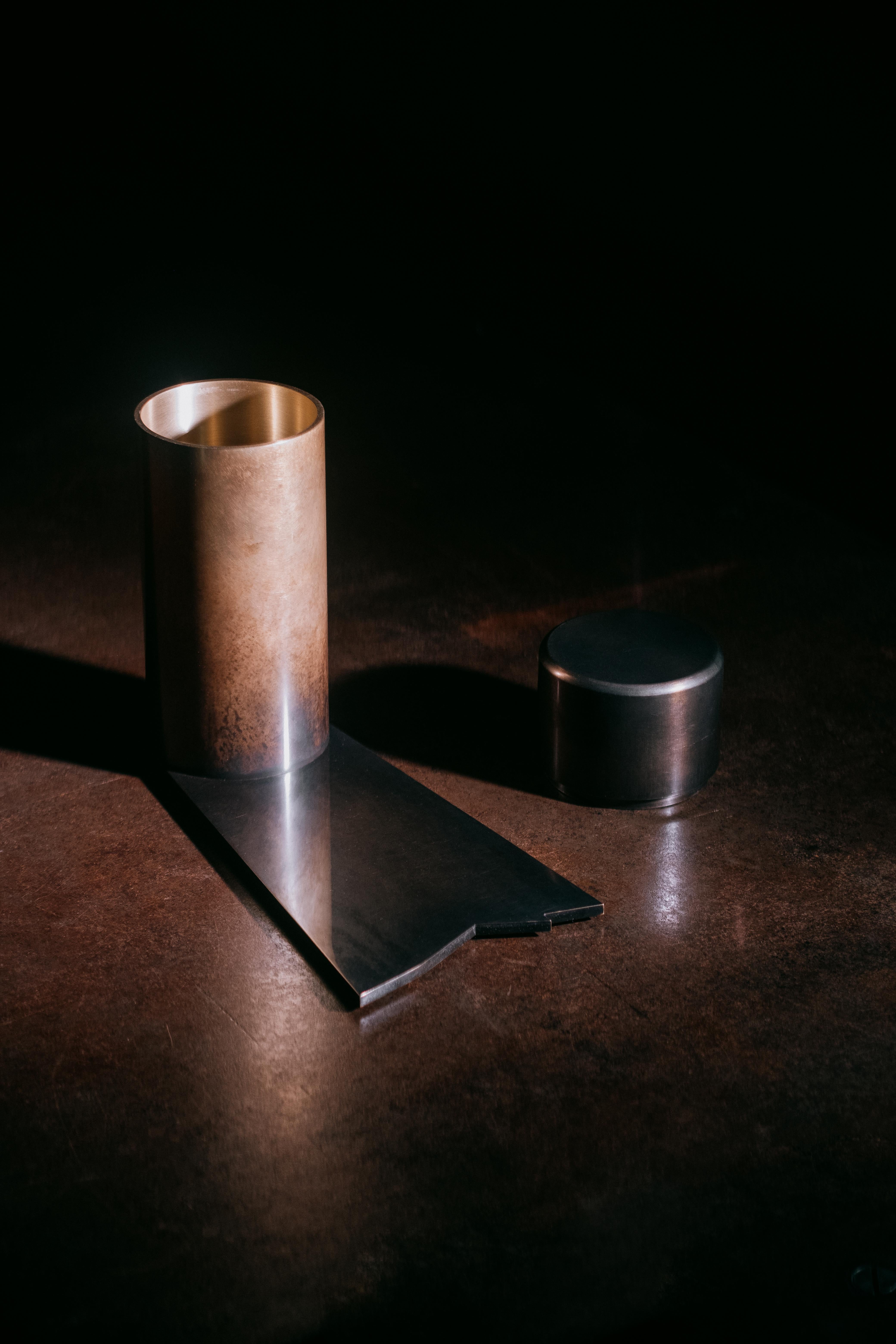 Americano Vaso moderno in ottone in vendita