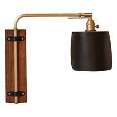 Moderne moderne Ava-Leuchte aus Messing und Walnussholz in schwarzem Leder, plug-in