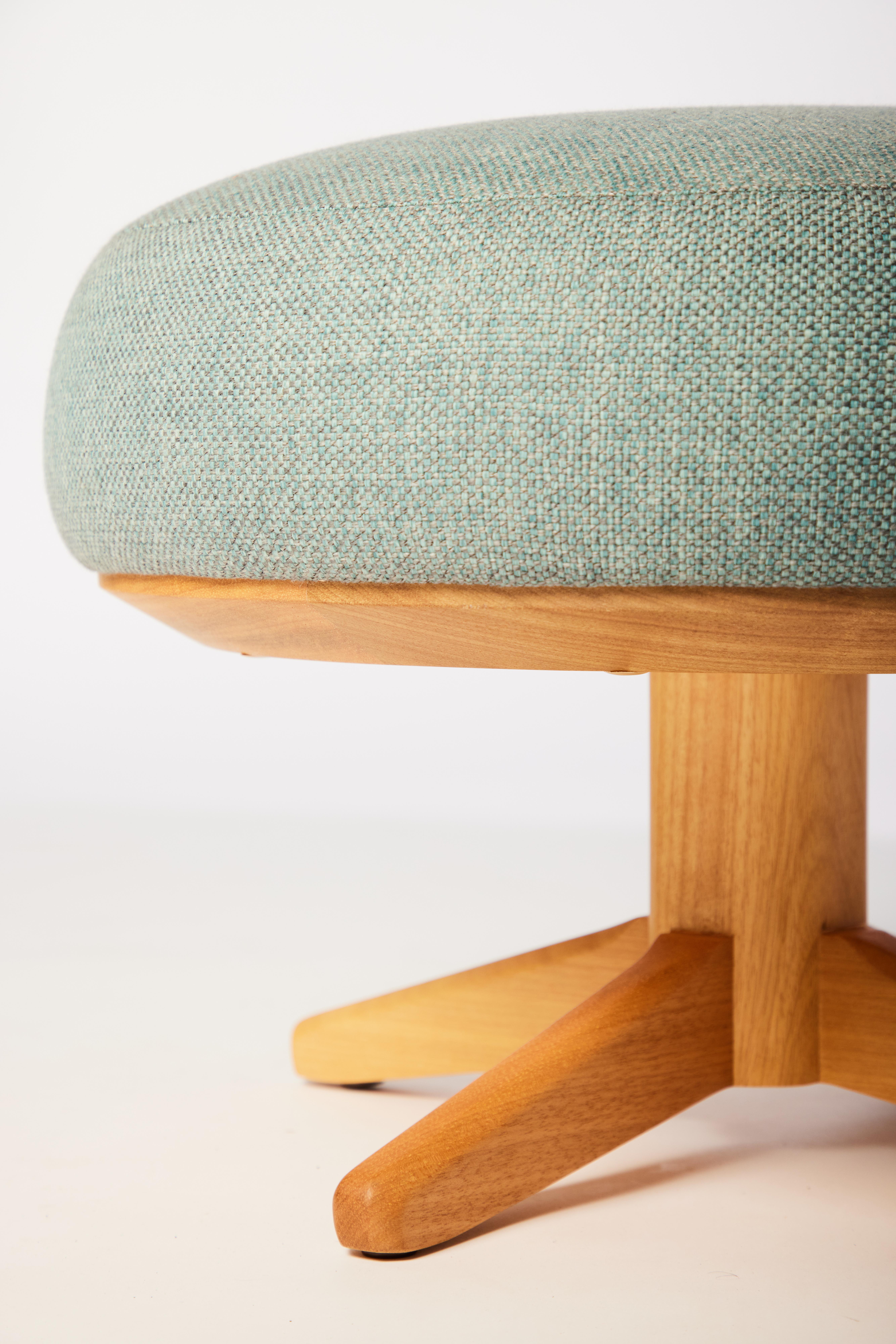 Moderner brasilianischer Sessel aus Massivholz, Textilien oder Leder im Angebot 6