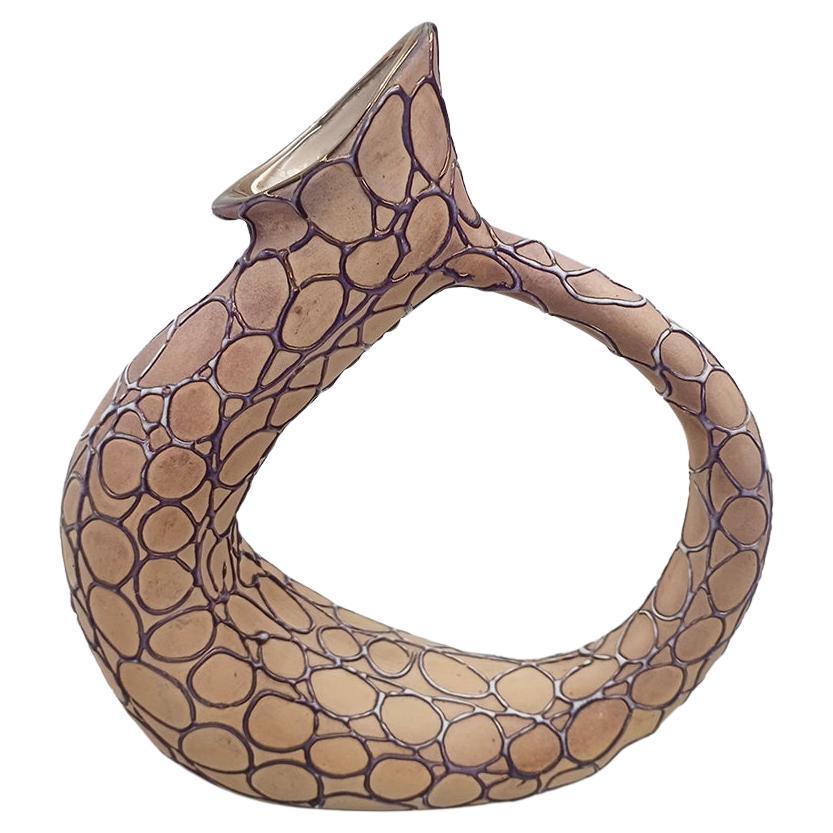 Cette céramique brésilienne moderne représente un vase élégant, créé vers les années 1960. Réalisé en céramique émaillée, cet objet artistique incarne l'esthétique contemporaine de l'époque. Avec des dimensions de 21 x 8 x 11 cm, le vase présente