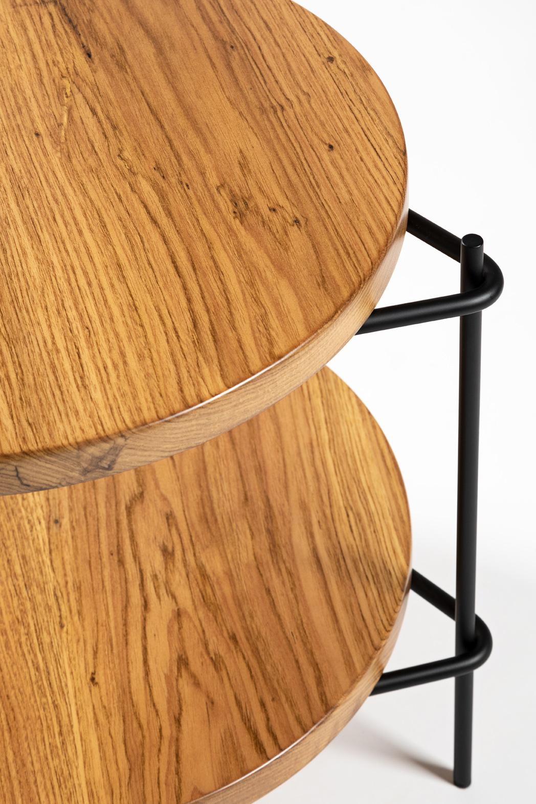 Janice Beistelltisch von Samuel Lamas, 2022

Der Beistelltisch Janice ist ein vielseitiges und minimalistisches Stück, das die Eleganz des zeitgenössischen brasilianischen Designs verkörpert. Dieser aus brasilianischem Massivholz und Stahl