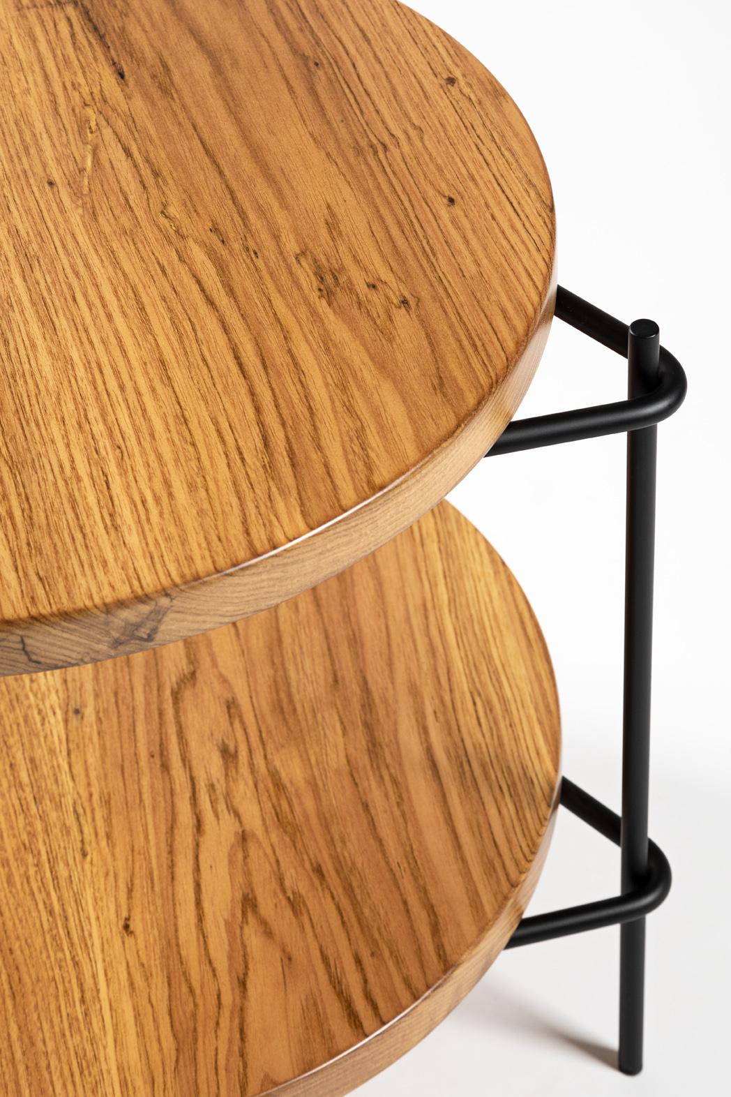 Cette table d'appoint moderne et polyvalente en bois brésilien massif 